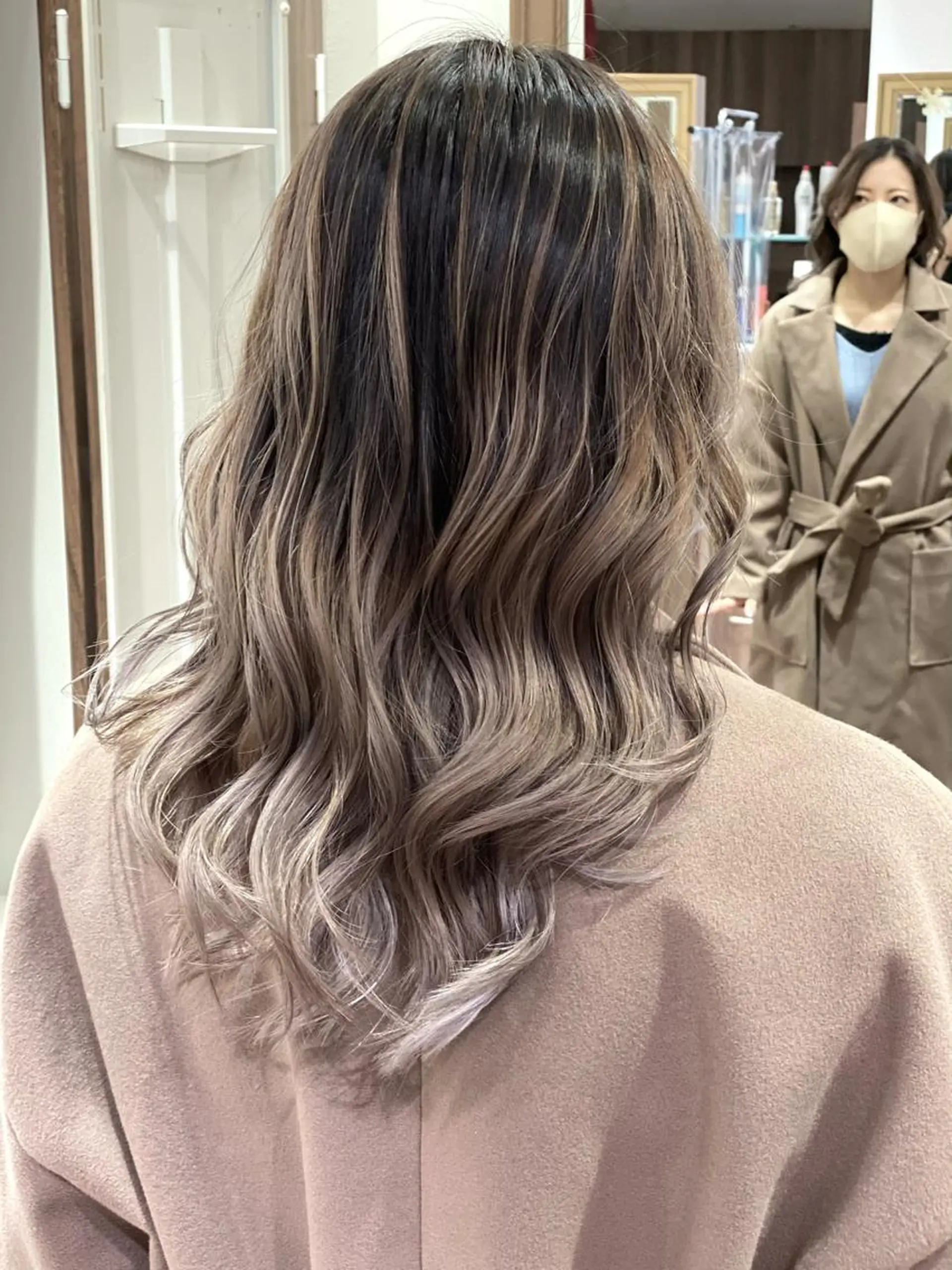 セミロング カラー バレイヤージュ シルバー ホワイトシルバー レイヤーカット 💎大人ハイライト 💎上杉一也💎のヘアスタイル