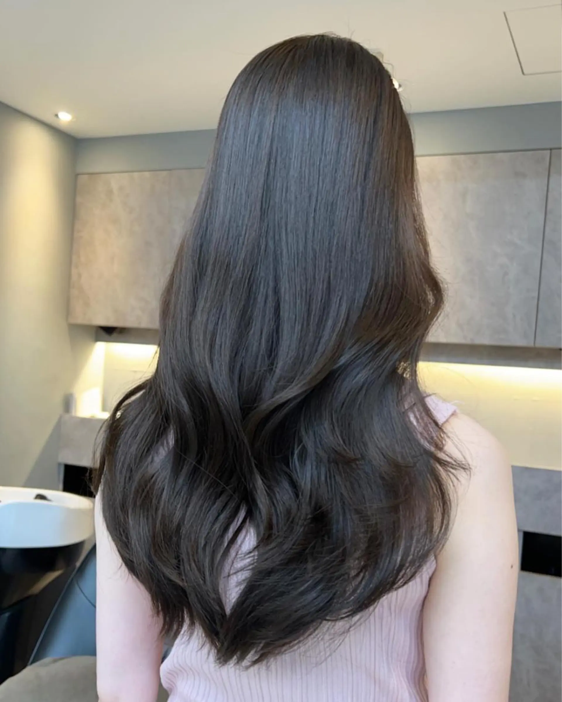 ロング アッシュ アッシュグレー アッシュグレージュ ヘアカラー 🫧髪質改善•艶カラ ー特化🫧谷奥甲太のヘアスタイル