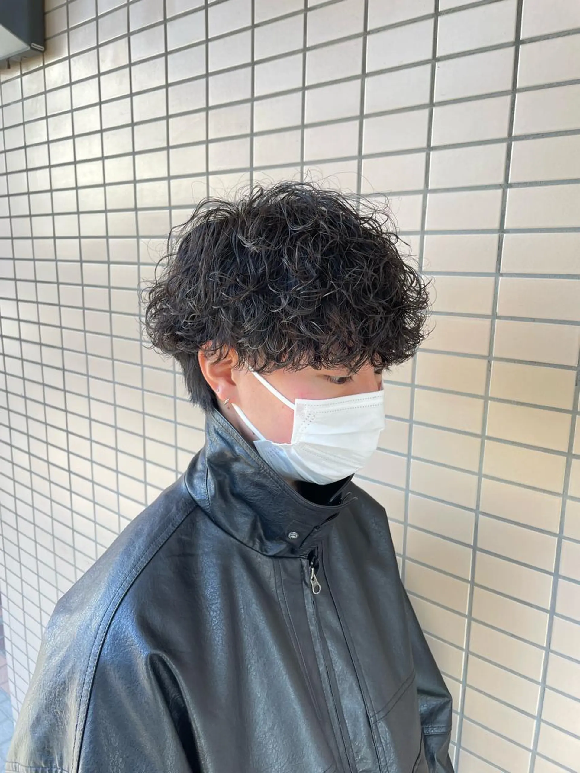 ショート カラー パーマ ヘアアレンジ メンズ アイブロウ メンズブリーチ センターパート メンズハイライト メンズハイトーン マッシュウルフ カット パーマ トリートメント ヘッドスパ ヘアセット スパイキー/フェザー /波巻き/かいとのヘアスタイル