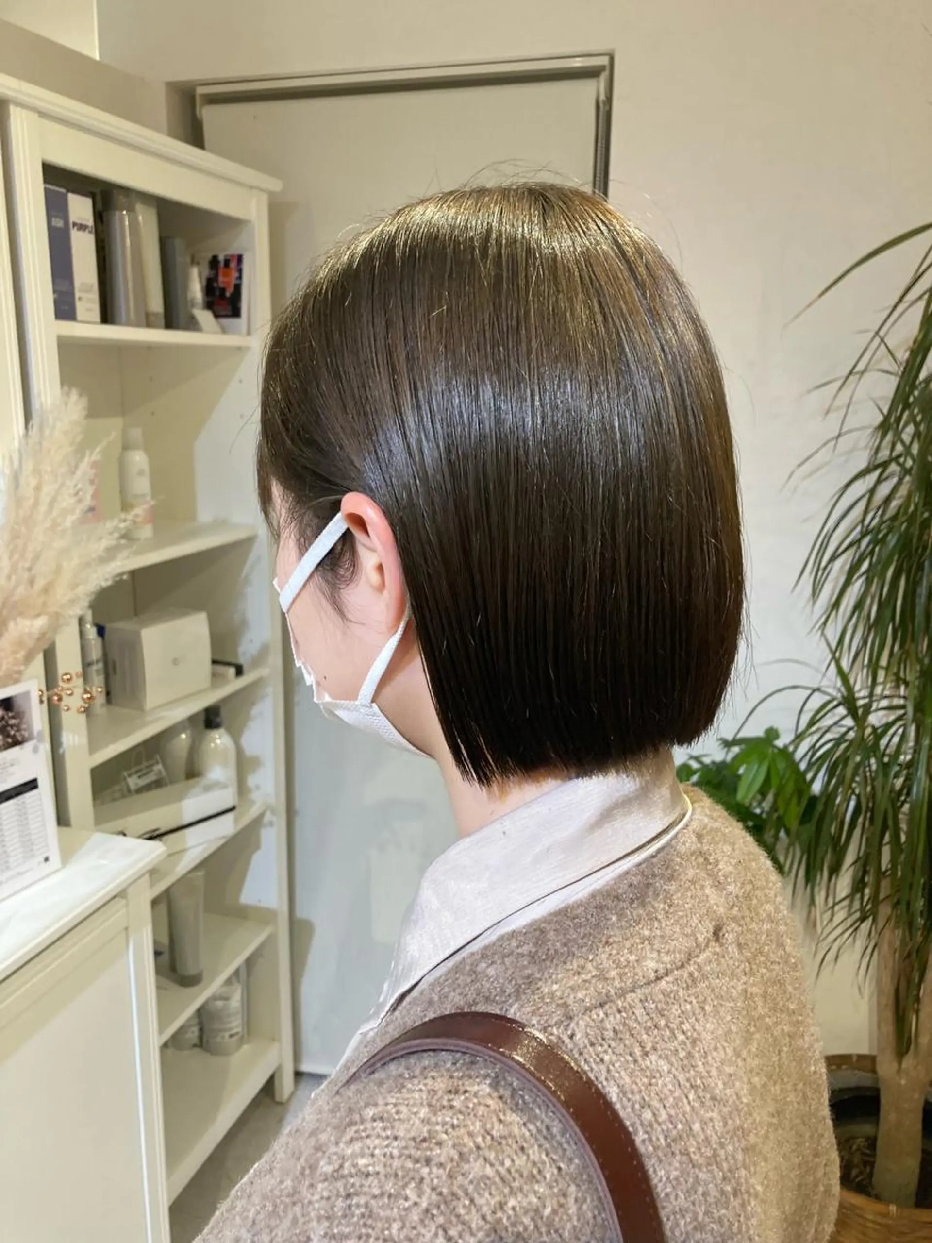 カラー 切りっぱなしボブ アッシュ ボブ 山﨑 まなかのヘアスタイル