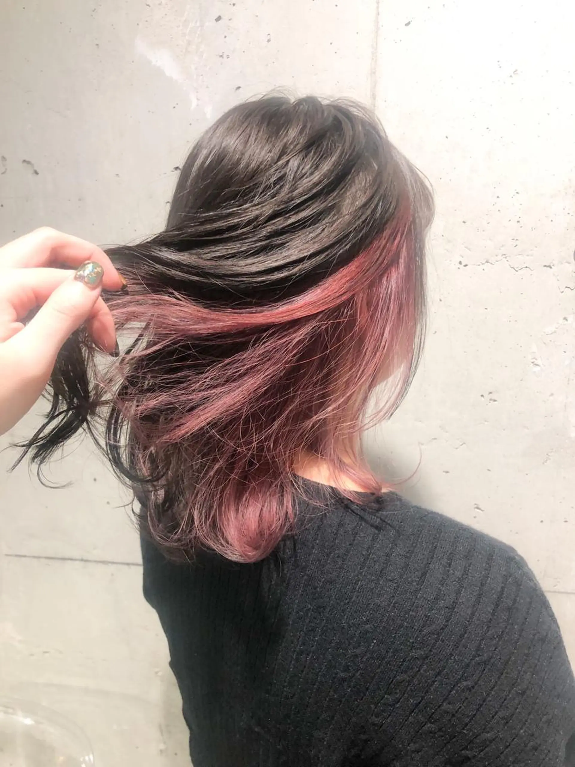 ミディアム カラー パーマ ヘアアレンジ メンズ キッズ ネイル マツエク・マツパ メンズインナーカラー ダークグレー インナーカラー ピンクカラー カラーマツエク Rene'所属・当日予約⭕️ yuriのヘアスタイル