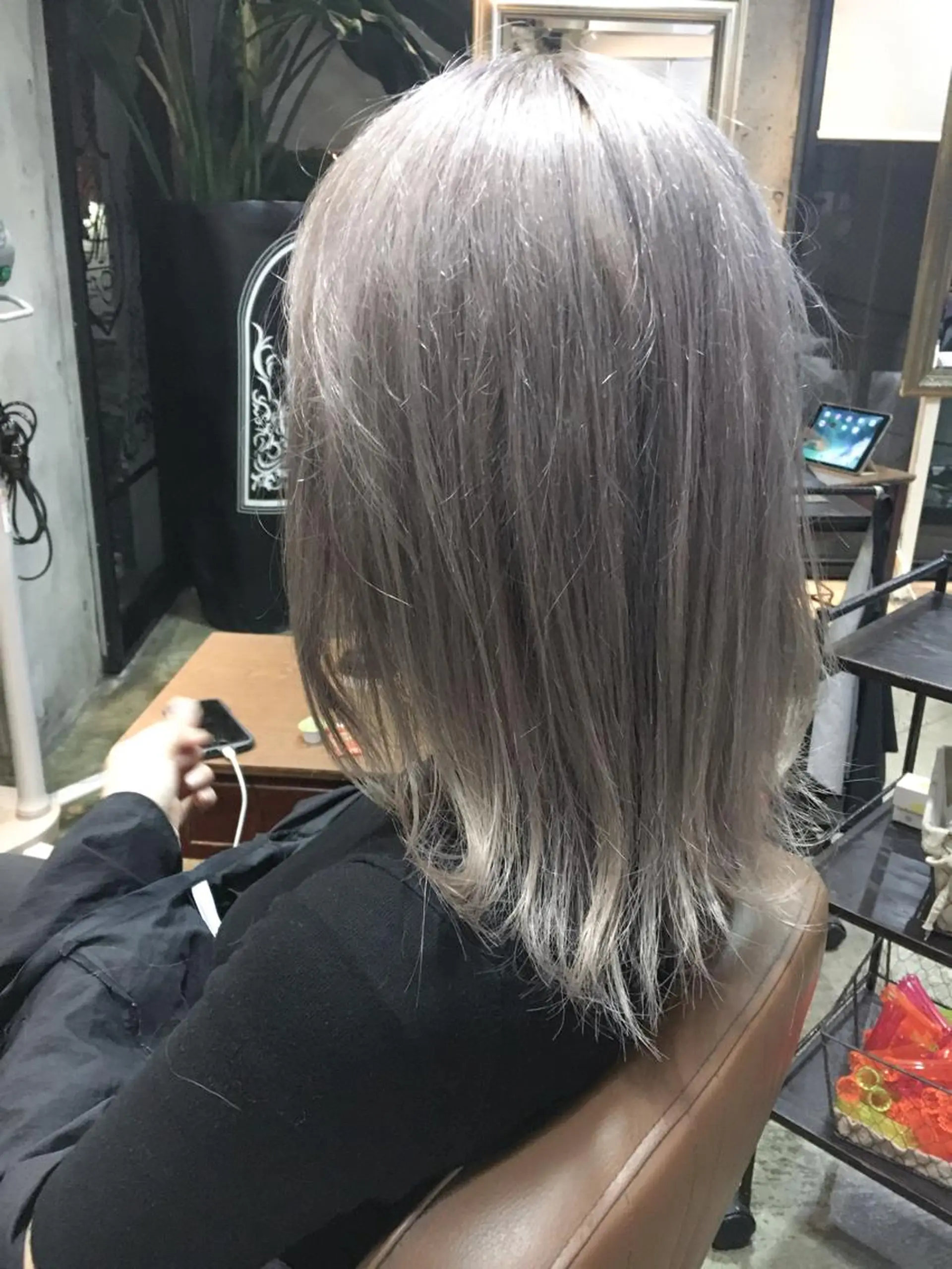 ミディアム カラー グレージュ シルバー シルバーグレージュ 北條 優輝のヘアスタイル