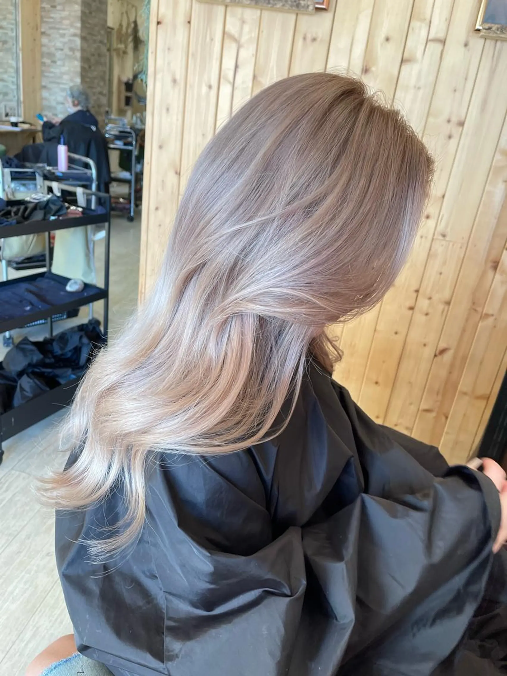 セミロング 韓国レイヤー外国人風 透明感カラー髪質改善のヘアスタイル