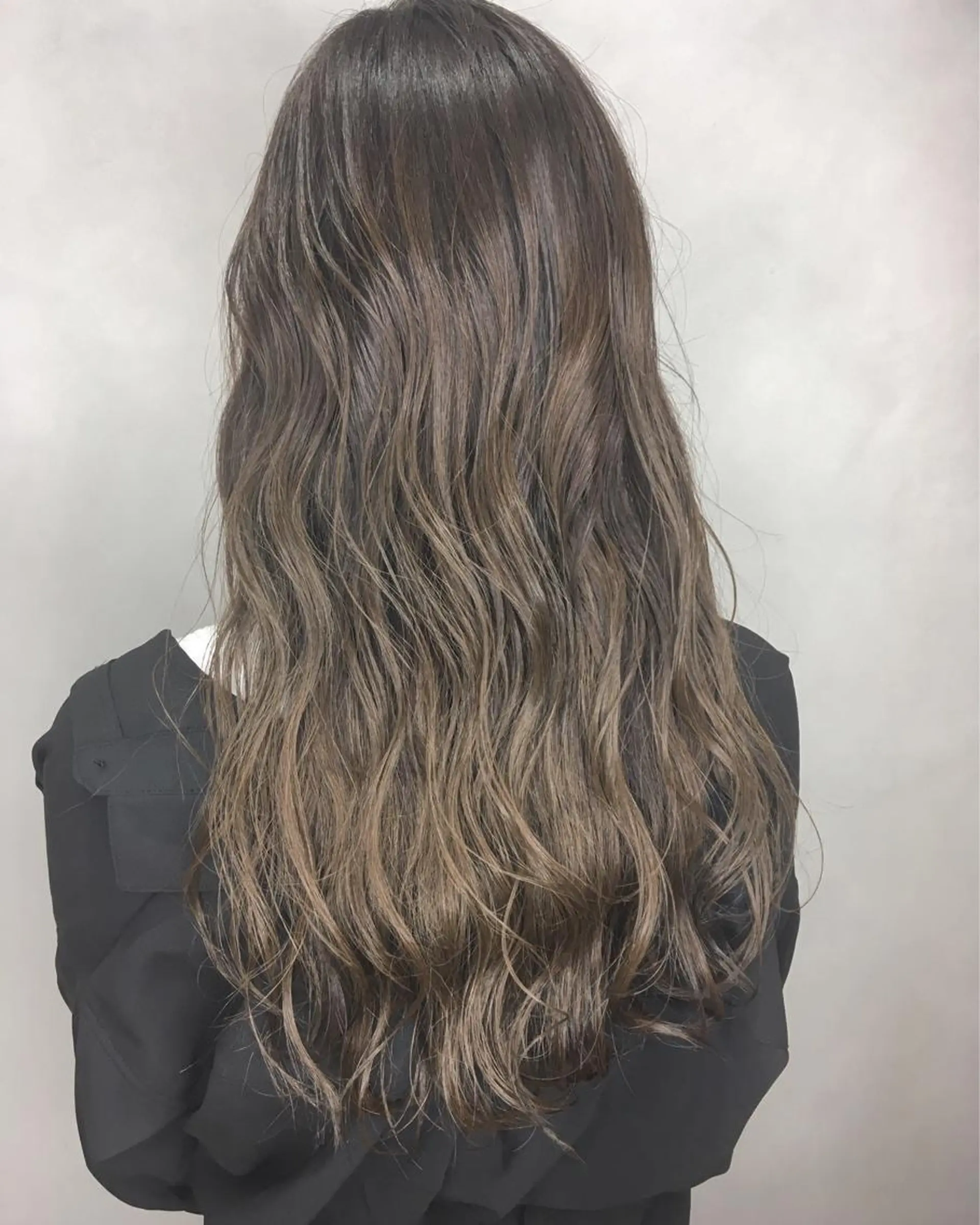 ロング カラー ヘアアレンジ ベージュカラー シルバー シルバーベージュ ロング エグチ アキラのヘアスタイル