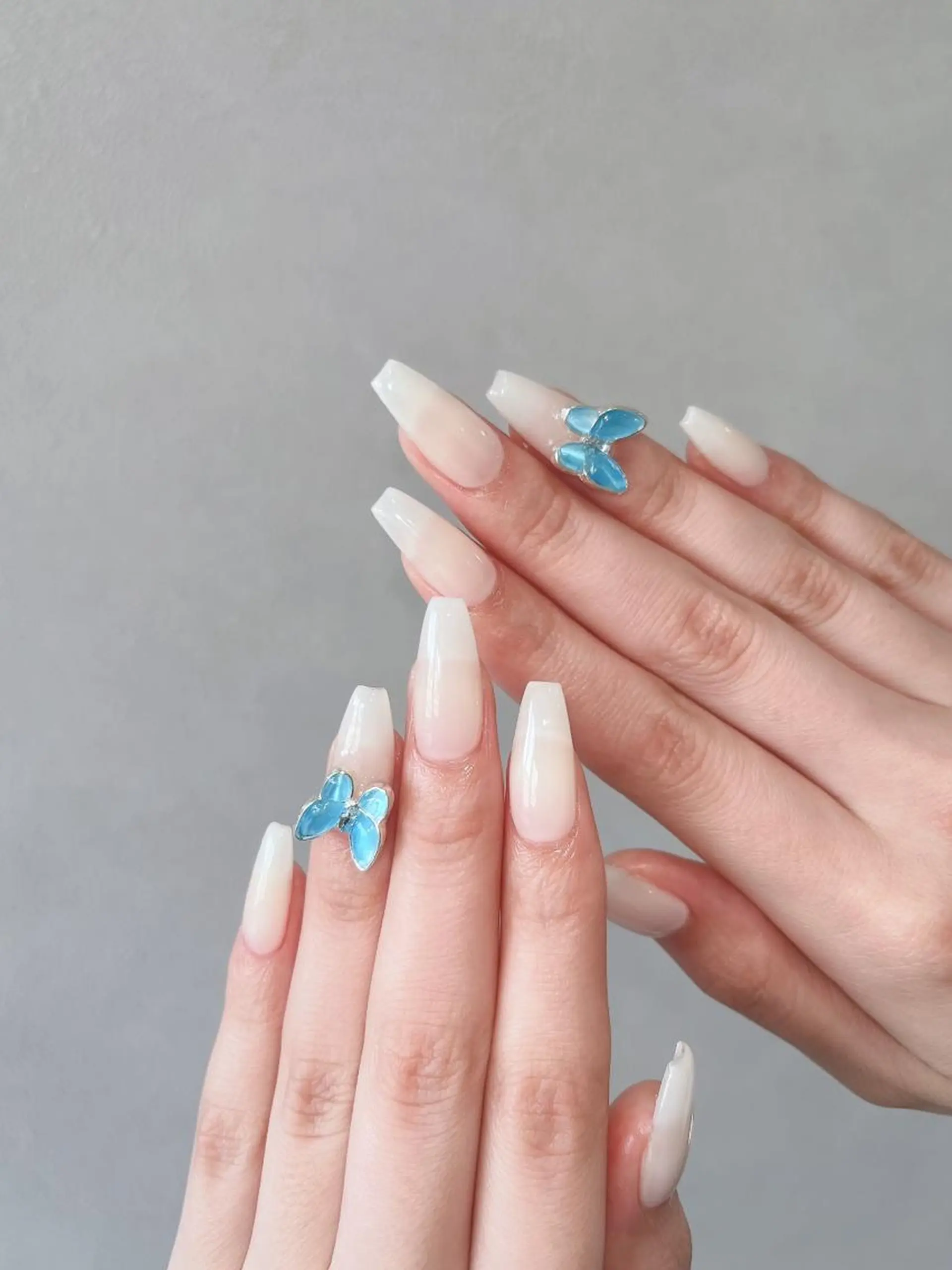 ネイル フットネイル フレンチネイル ジェルネイル ラメ(グリッター) ラメグラデーション ハンドネイル NEO Beauty Salon所属・𝐍𝐄𝐎 𝐉𝐔𝐑𝐈のネイルデザイン