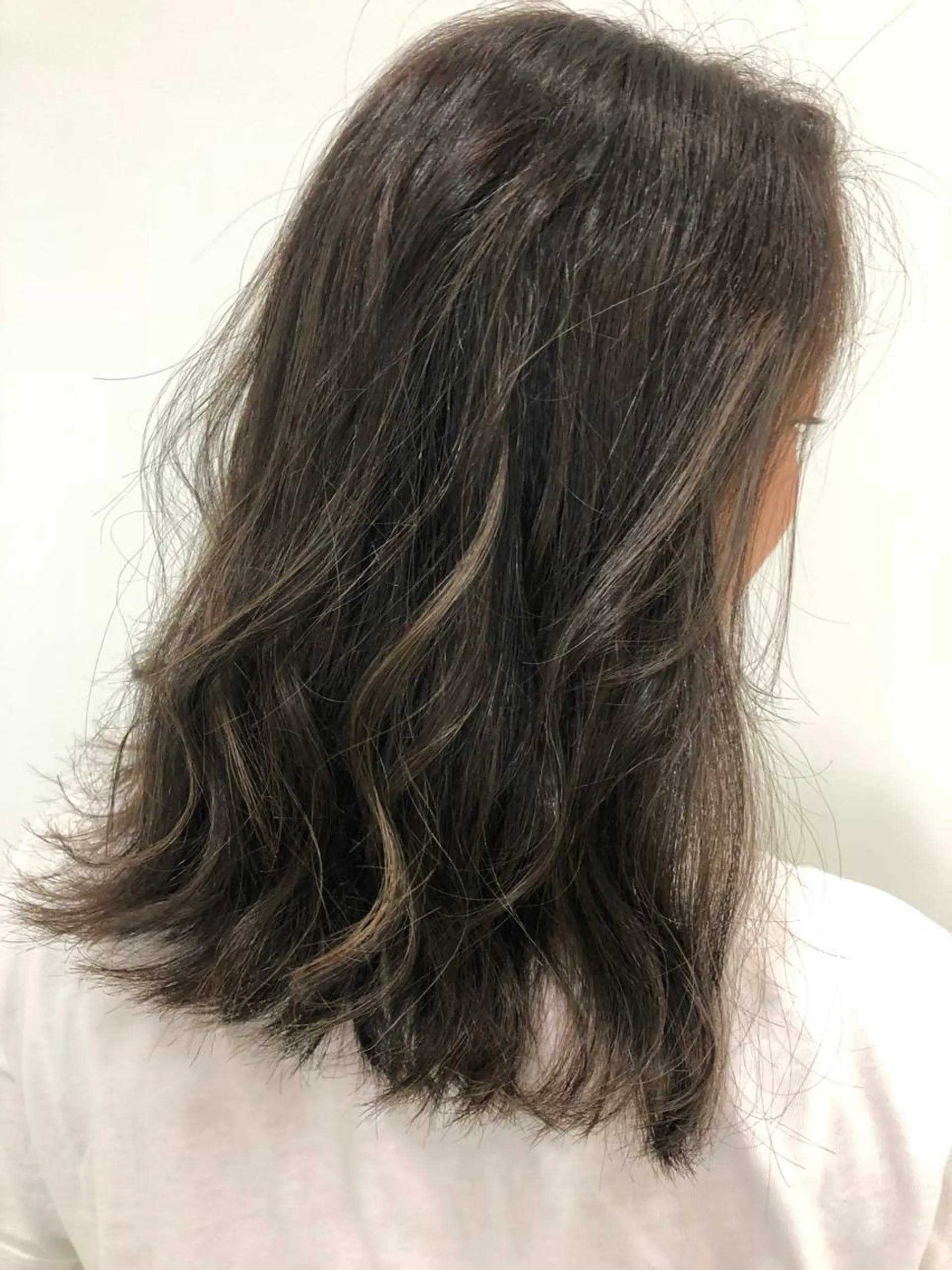 ミディアム カラー 白髪ぼかしハイライト めさきすずなのヘアスタイル