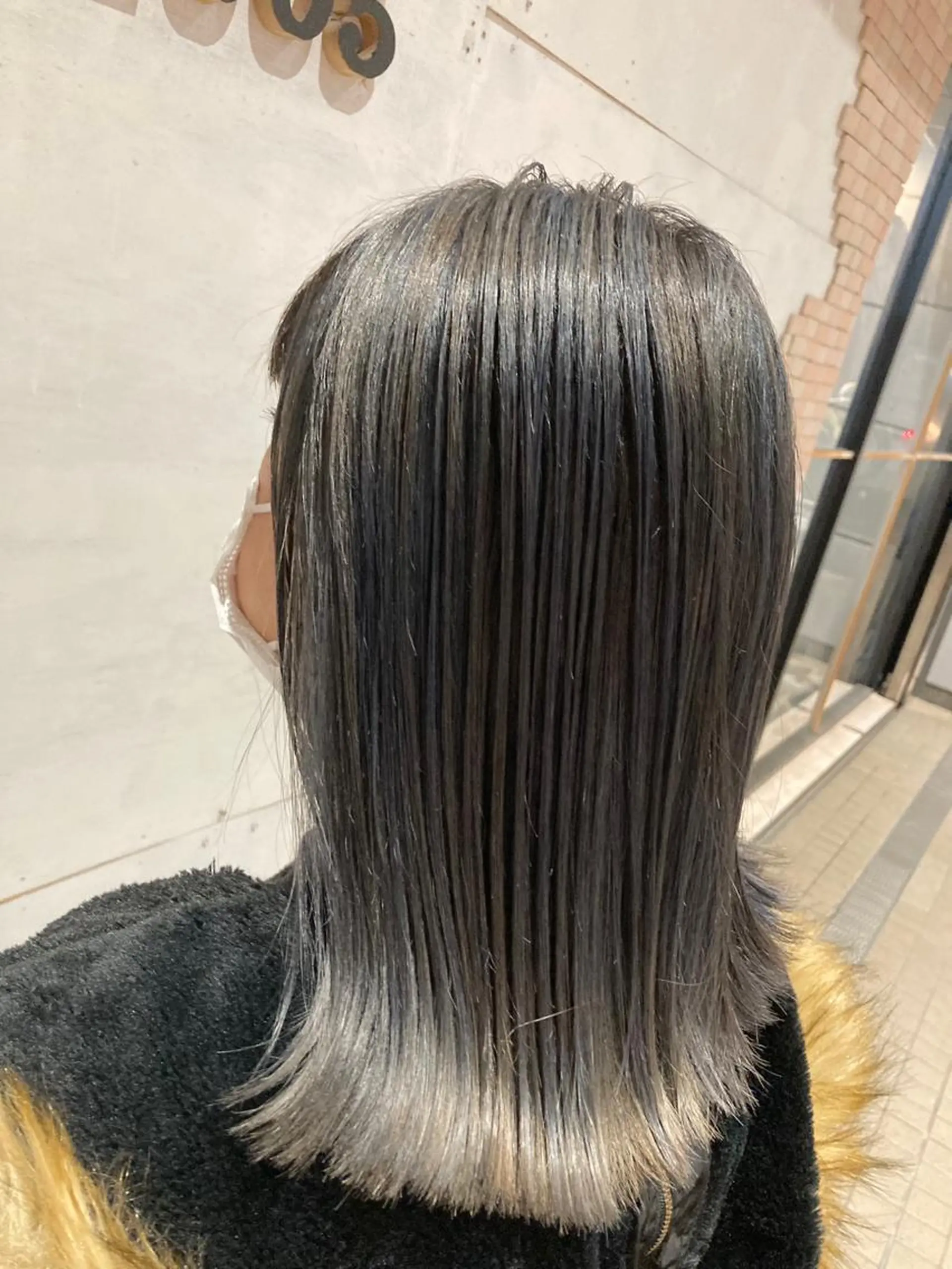 ミディアム カラー バレイヤージュ ダークグレー レイヤーカット カット ヘアカラー トリートメント SHAFT Ieiriのヘアスタイル