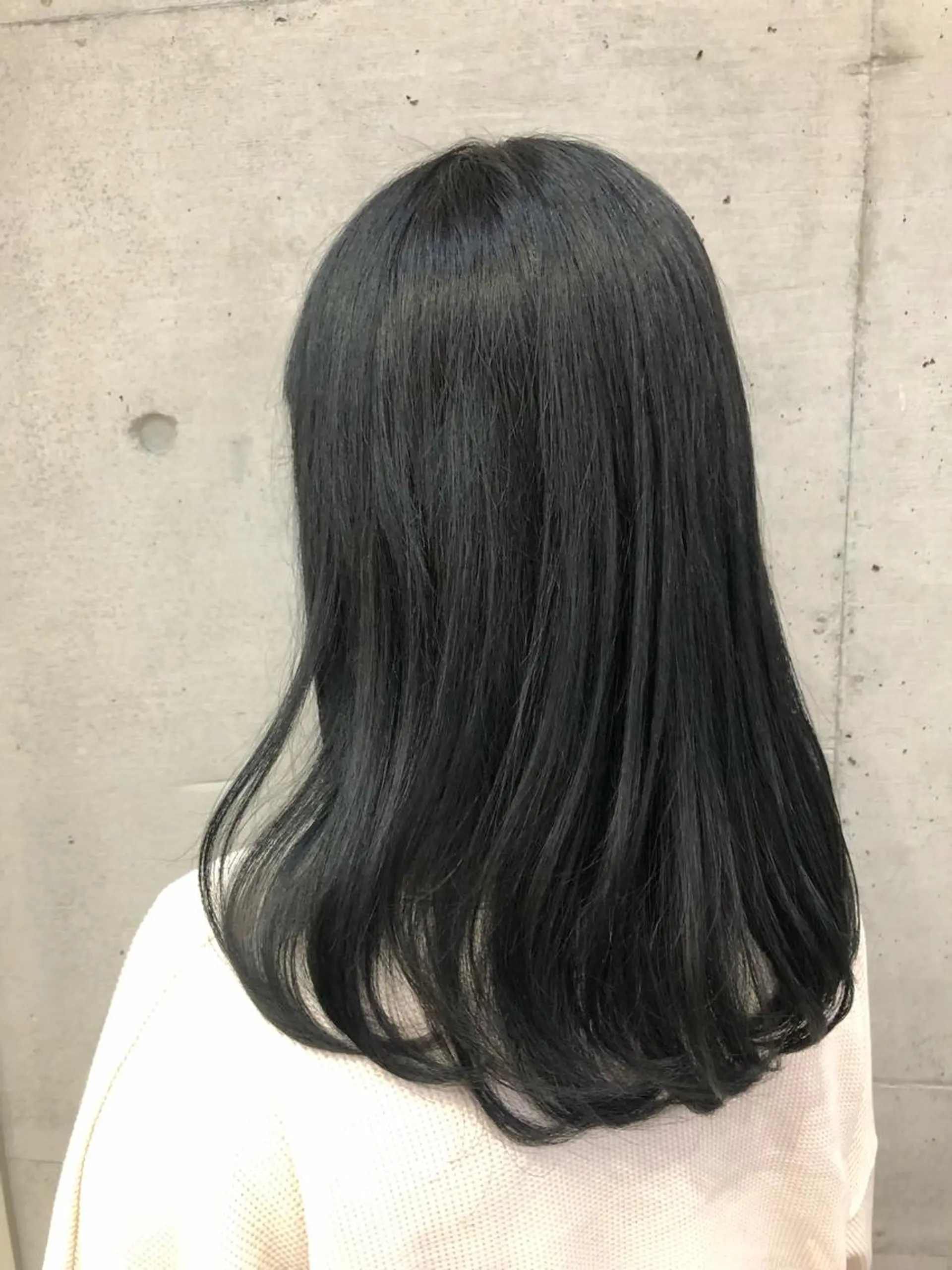 ミディアム カラー 黒髪 ブルーカラー ブルーブラック 大栗 佑也  髪質改善のヘアスタイル