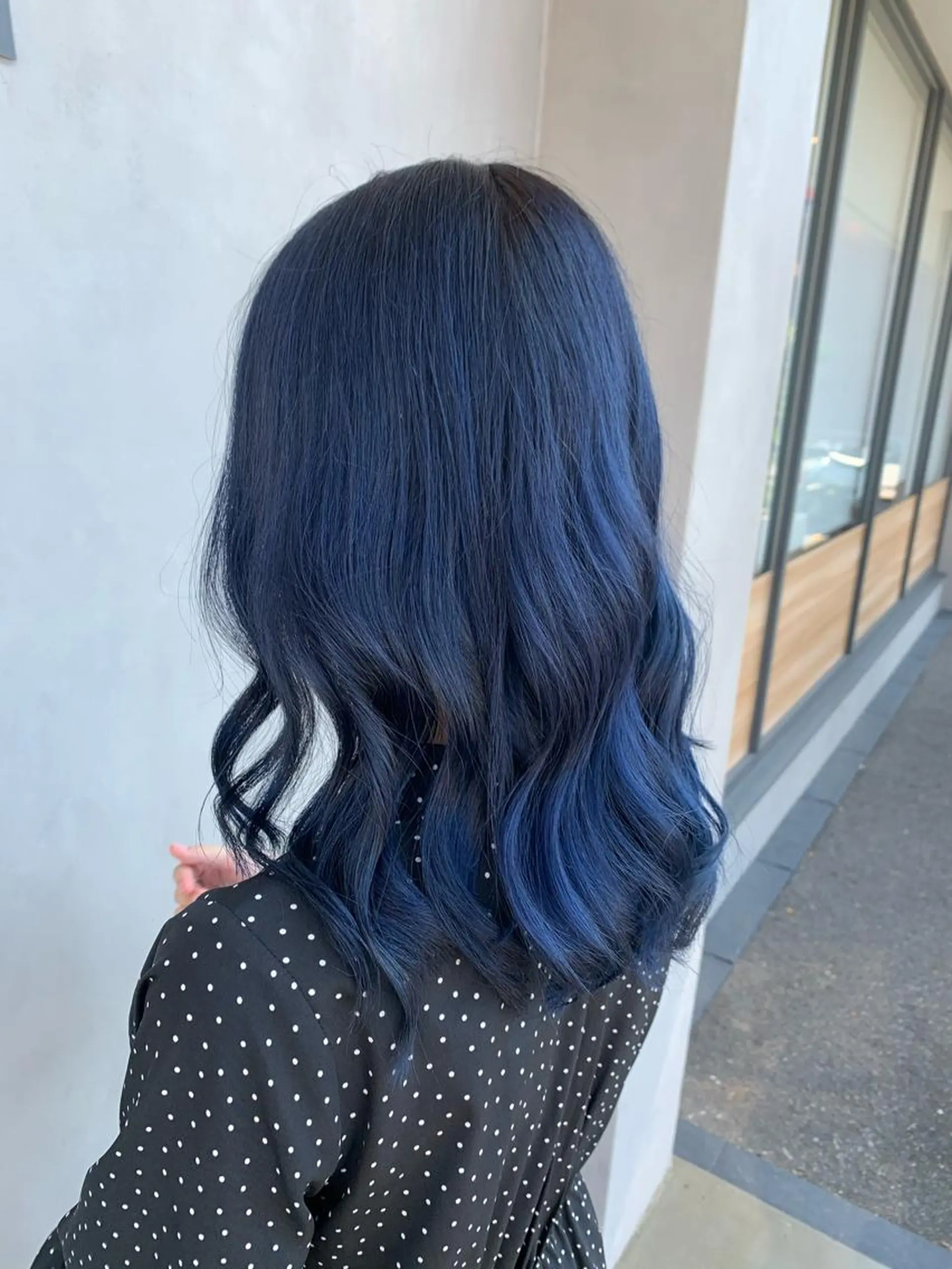 ミディアム カラー 黒髪 ブリーチ ブルーカラー ブルーブラック 透明感カラー 名古屋／デザイン／ ブリーチ/松井亮磨のヘアスタイル