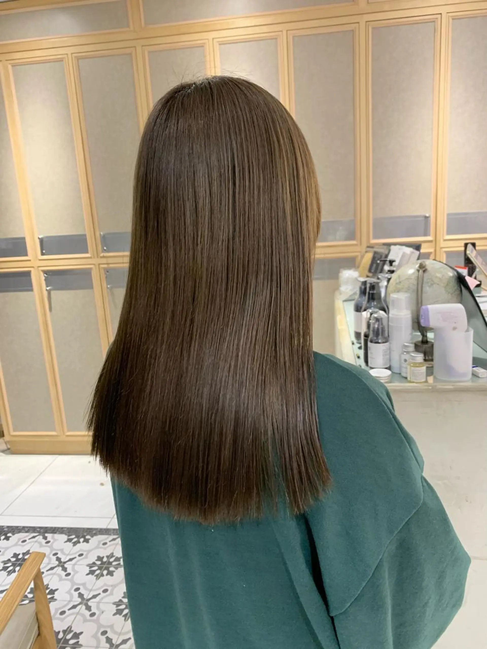 セミロング カラー ベージュカラー オリーブベージュ TENELE所属・チバ タクミのヘアスタイル