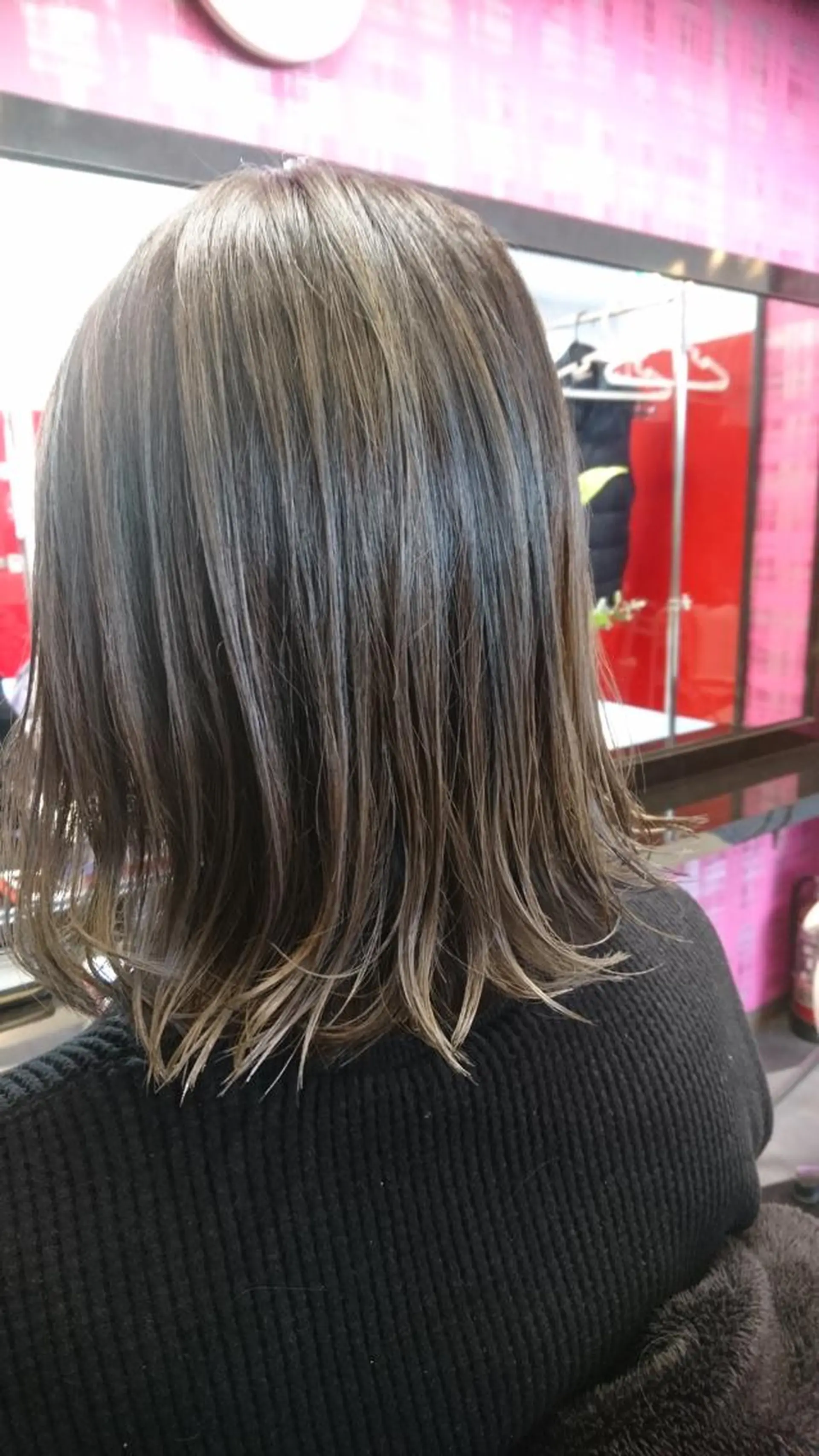 ミディアム カラー アッシュ ベージュカラー シルバー 横山 千春のヘアスタイル