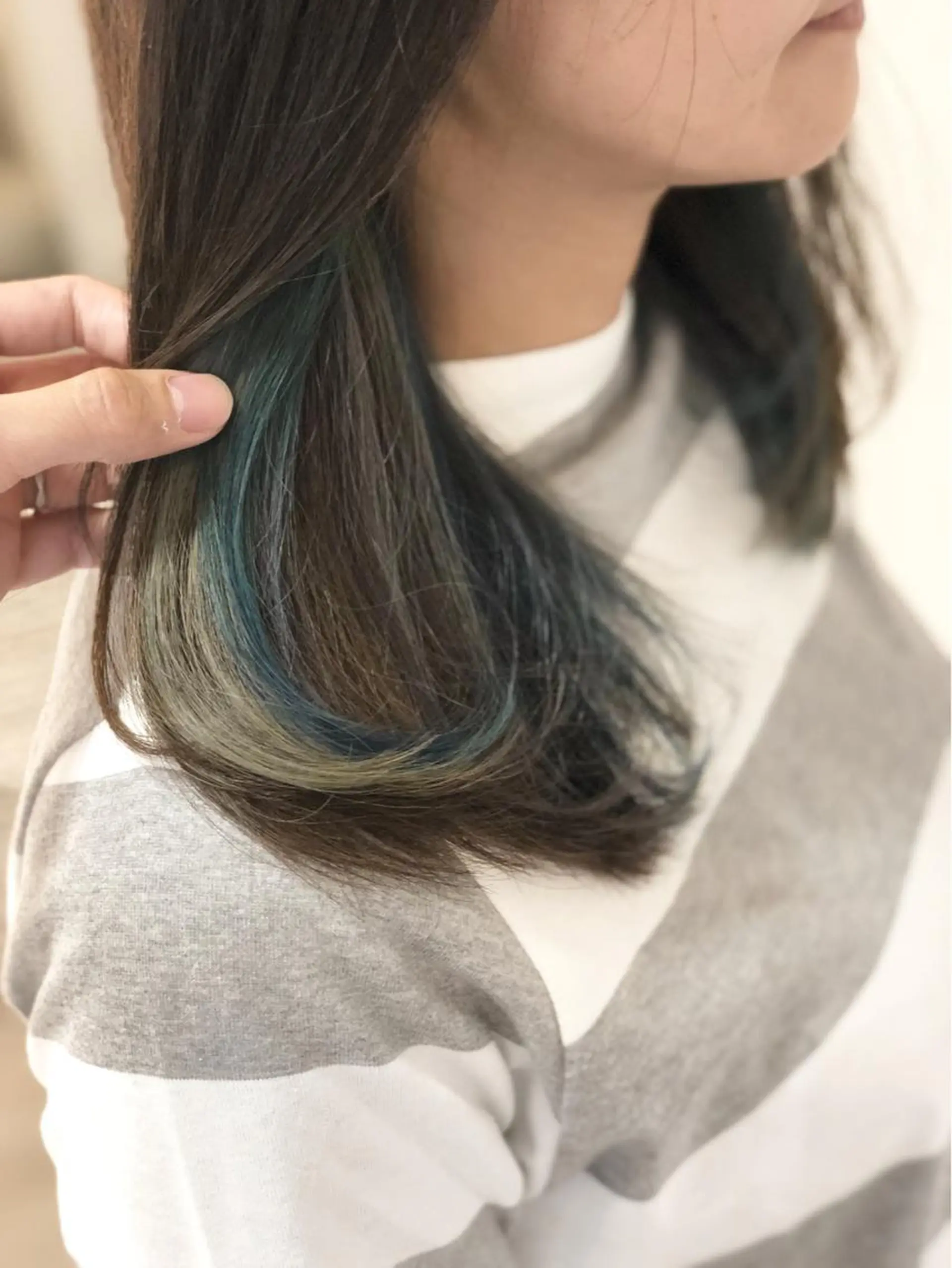 ミディアム カラー グレージュ インナーカラー パープルカラー 門田 恭弥のヘアスタイル