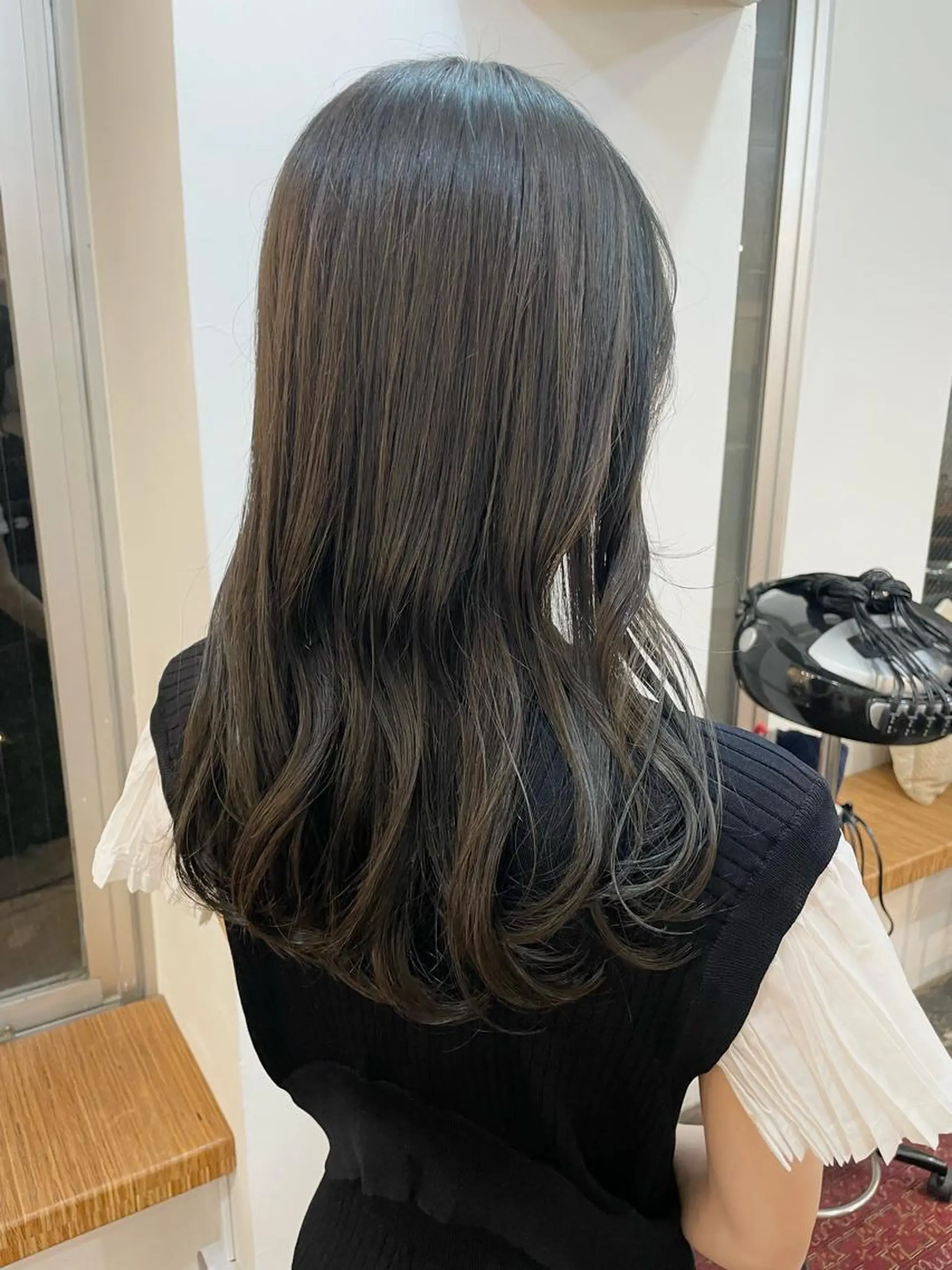 ロング カラー ベージュカラー グレージュ オリーブベージュ オリーブグレージュ オリーブグレー カット ヘアカラー トリートメント 【arc】Ruri コテ巻き風パーマのヘアスタイル