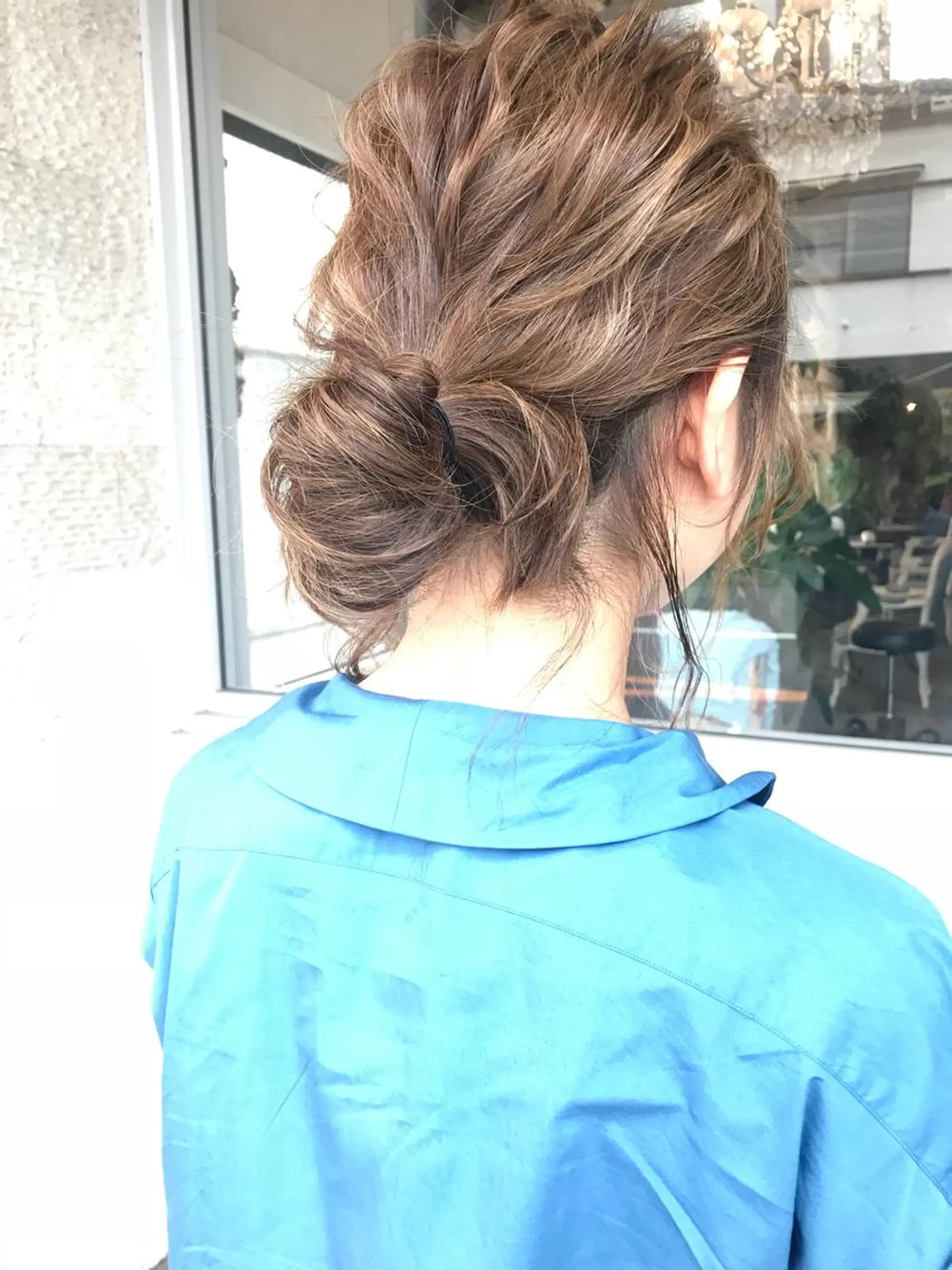 ショート カラー ヘアアレンジ お団子ヘア 切りっぱなしボブ バレイヤージュ ブリーチ グラデーションカラー Mariana/ 鶴原-ハイライトのヘアスタイル