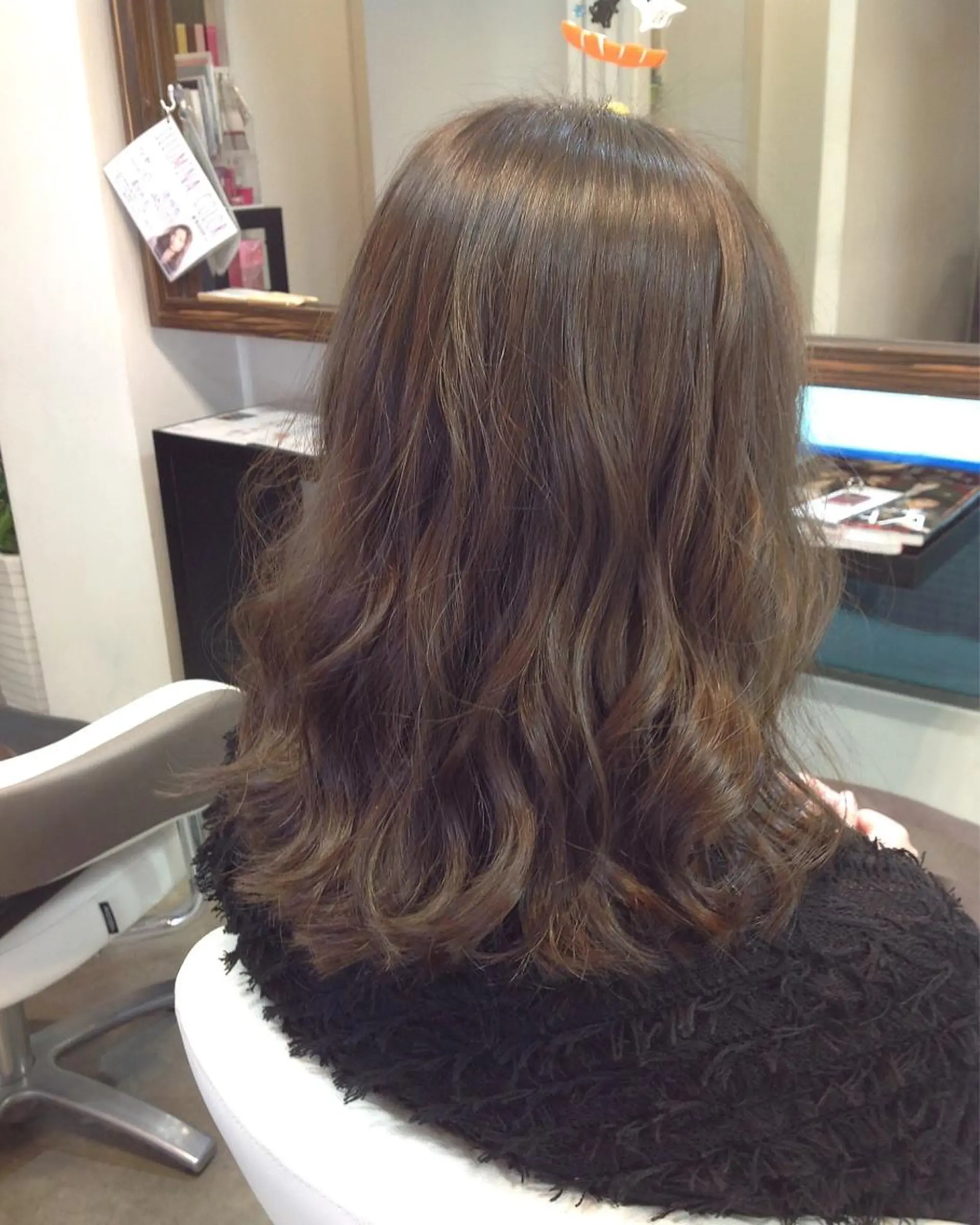 セミロング カラー 透明感カラー グレージュ 榎園 由美のヘアスタイル