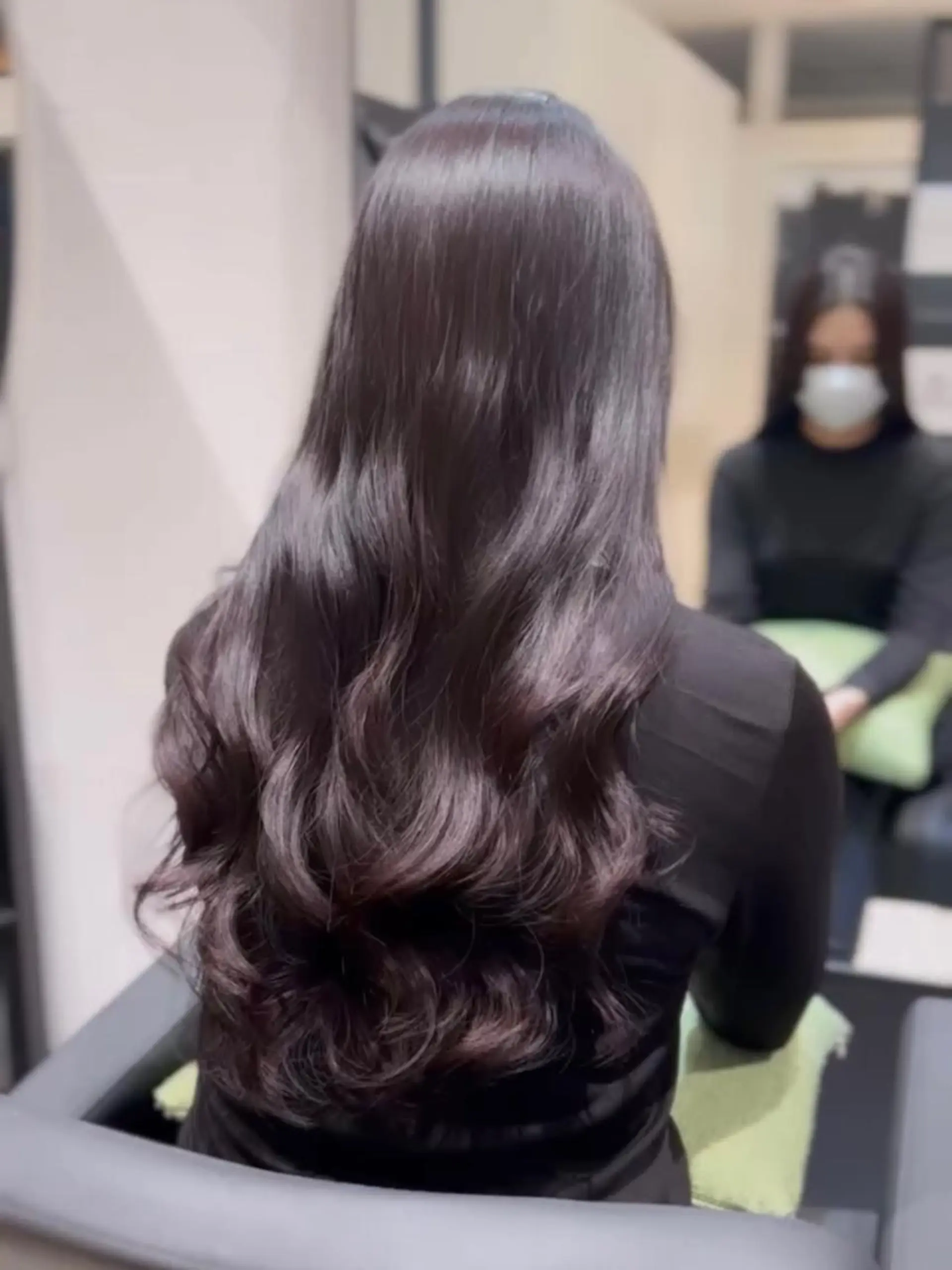 ロング パーマ コテ巻き風パーマ 韓国風パーマ　無重力のヘアスタイル