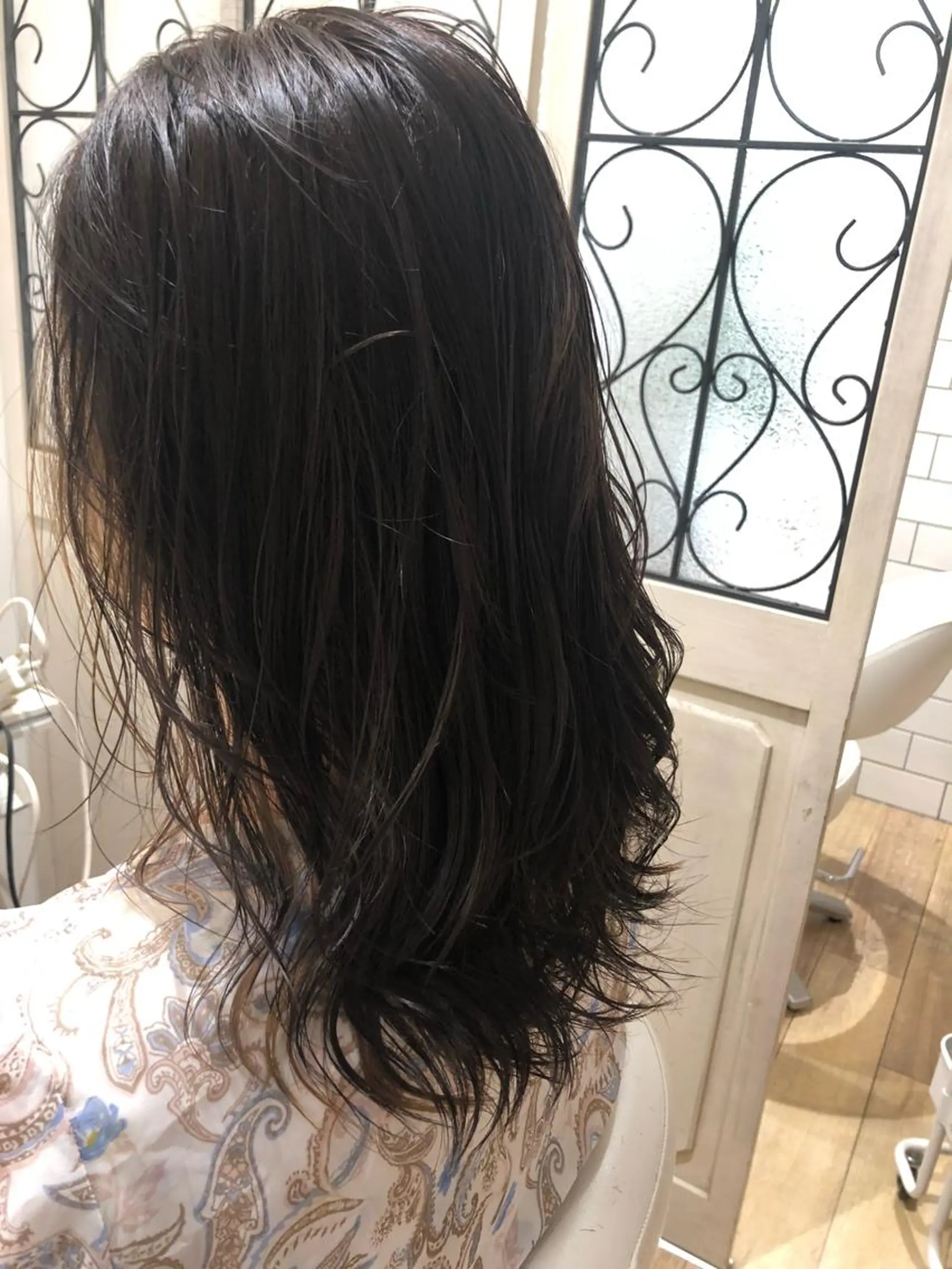 セミロング ブリーチ無し白髪ぼか し/艶髪/津嘉山のヘアスタイル