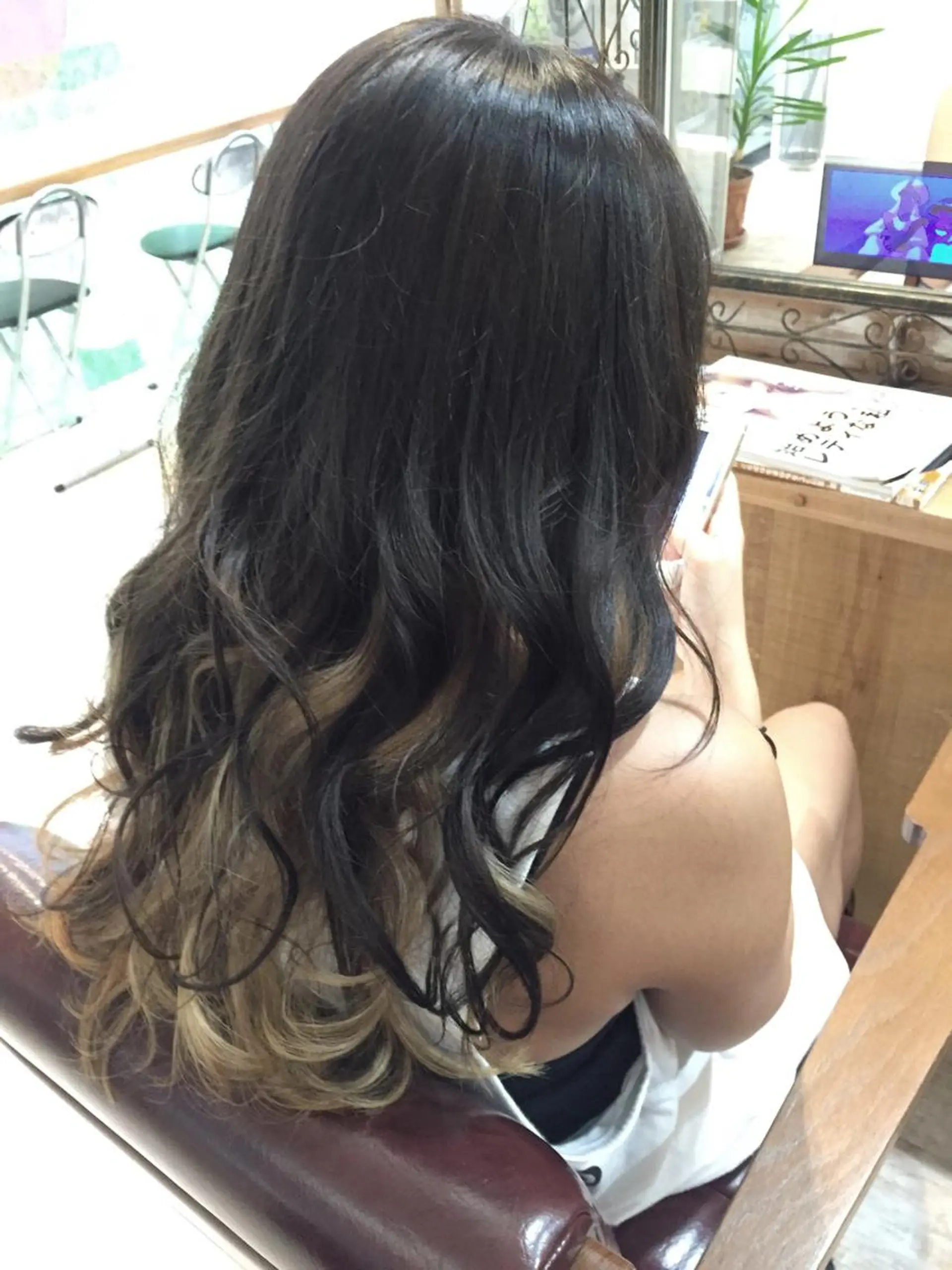 セミロング カラー ベージュカラー ブリーチ インナーカラー ミルクティーベージュ ヘアカラー Blue hair lau所属・中川 仁のヘアスタイル