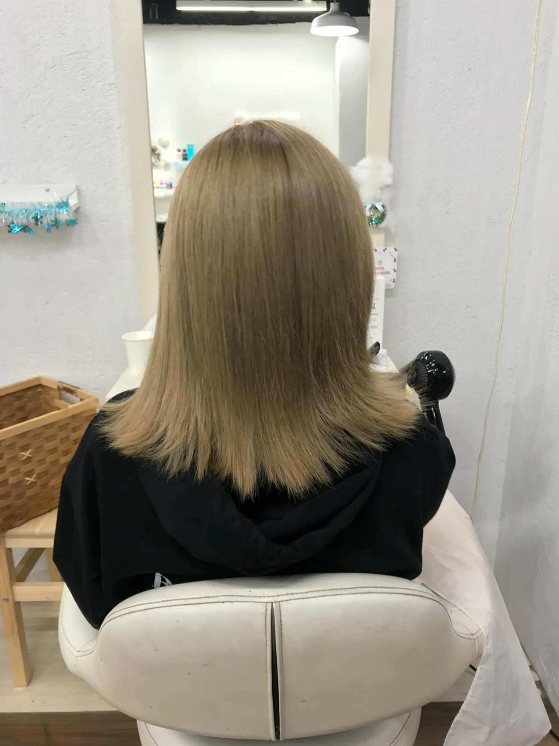 ミディアム カラー ヘアアレンジ アッシュ ベージュカラー ブリーチ GLOSS 心斎橋 山上のヘアスタイル