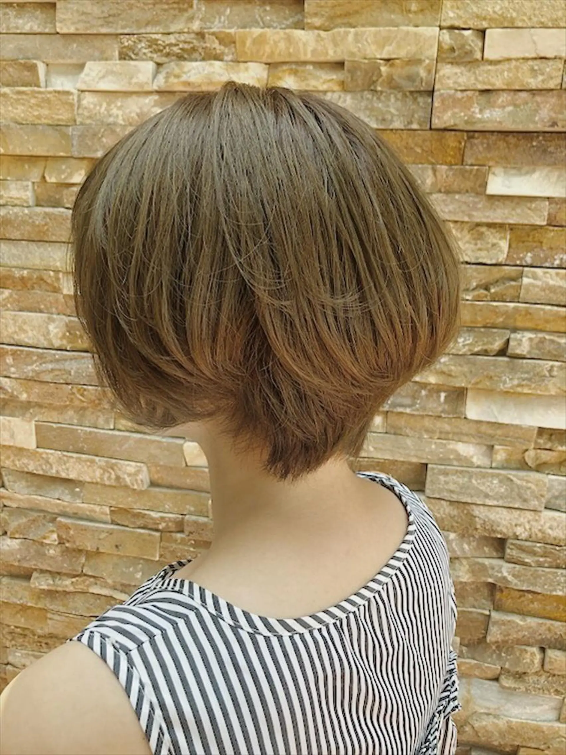 ショート カラー アッシュ イルミナカラー 福森 みずきのヘアスタイル