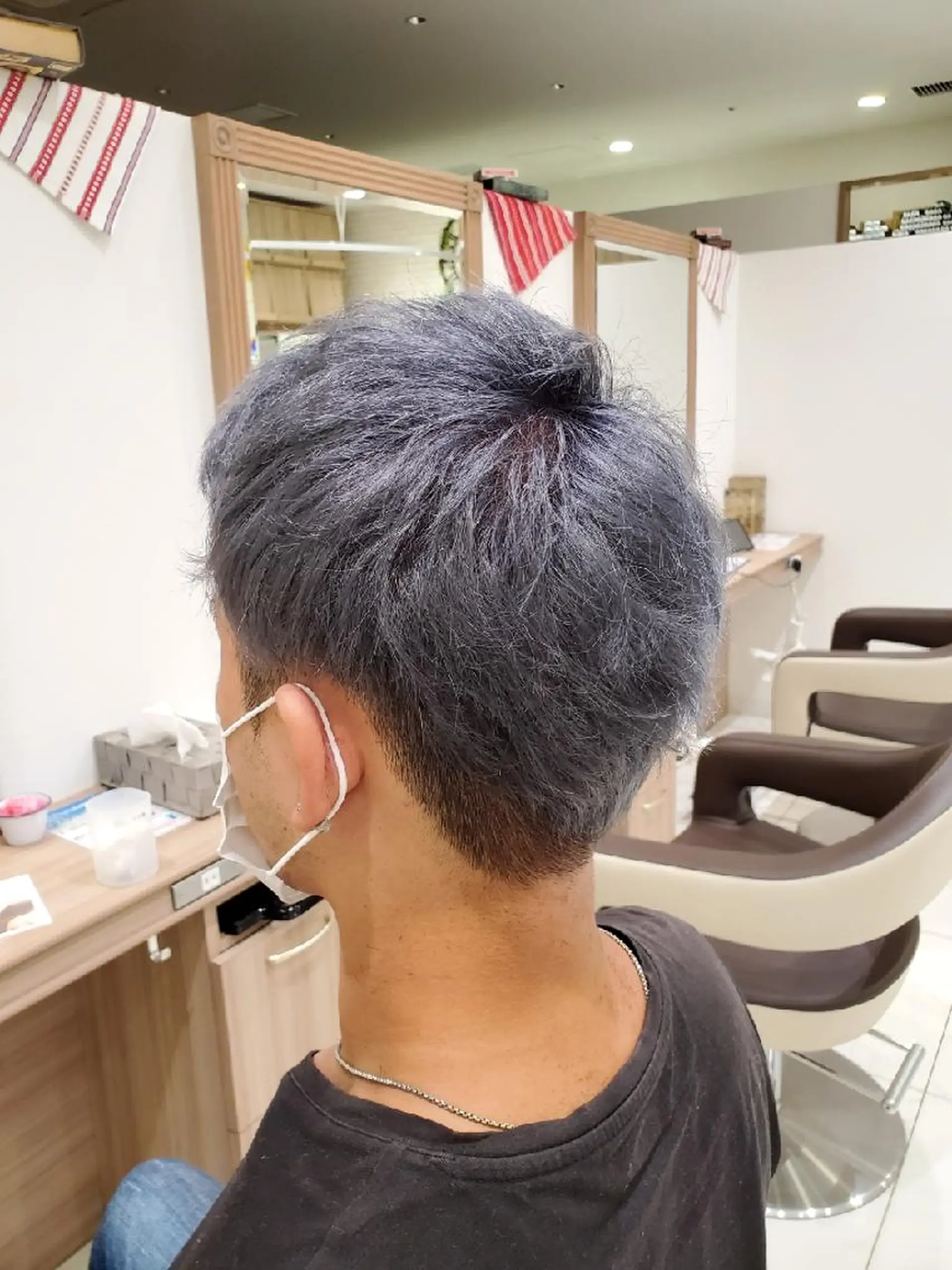 ショート カラー ブリーチ ブルーカラー イルミナカラー シルバー 中村 和貴のヘアスタイル