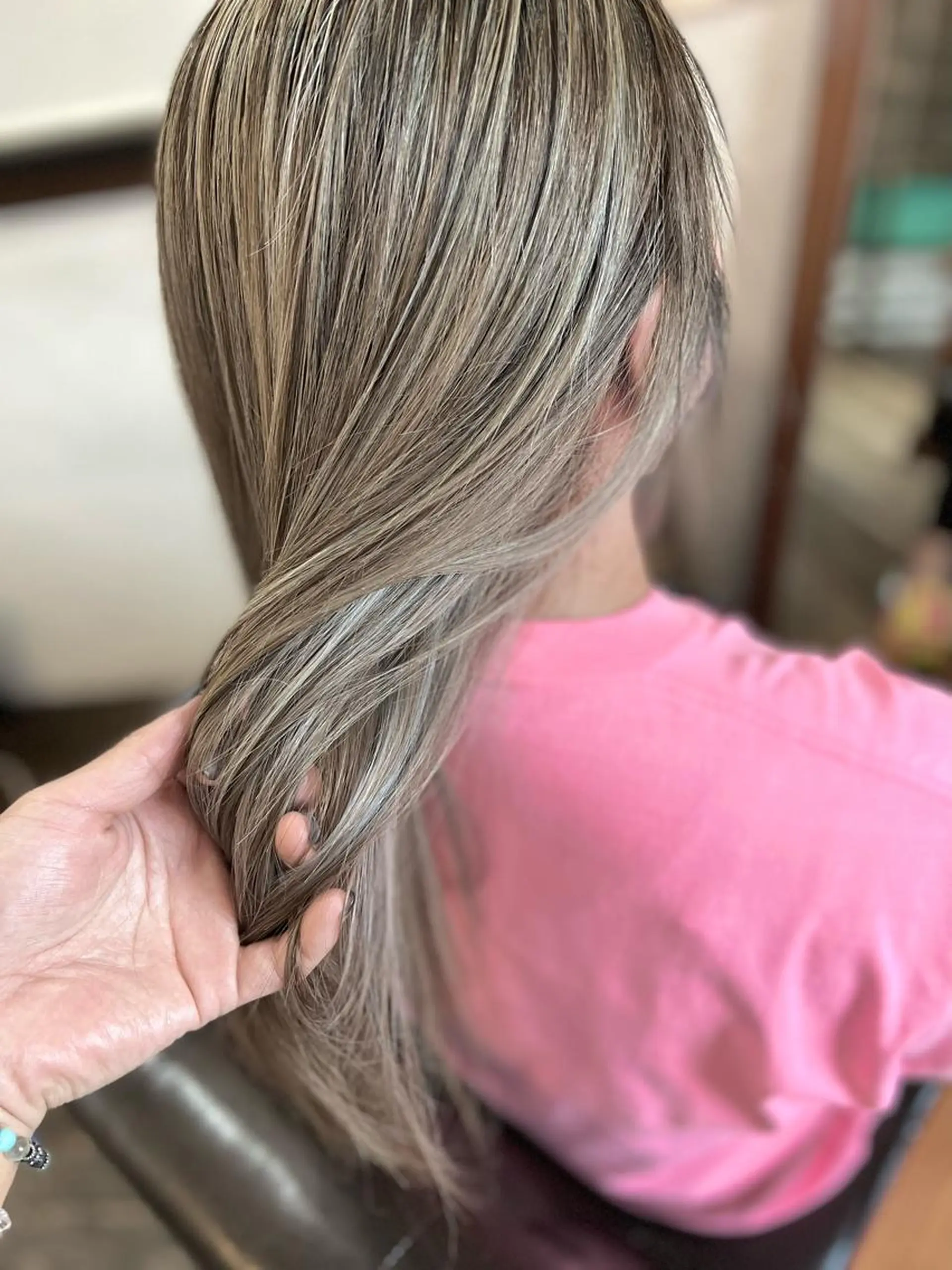 ロング カラー ベージュカラー ブリーチ ハイライトカラー シルバー ハイライト ヘアカラー Style Tのヘアスタイル