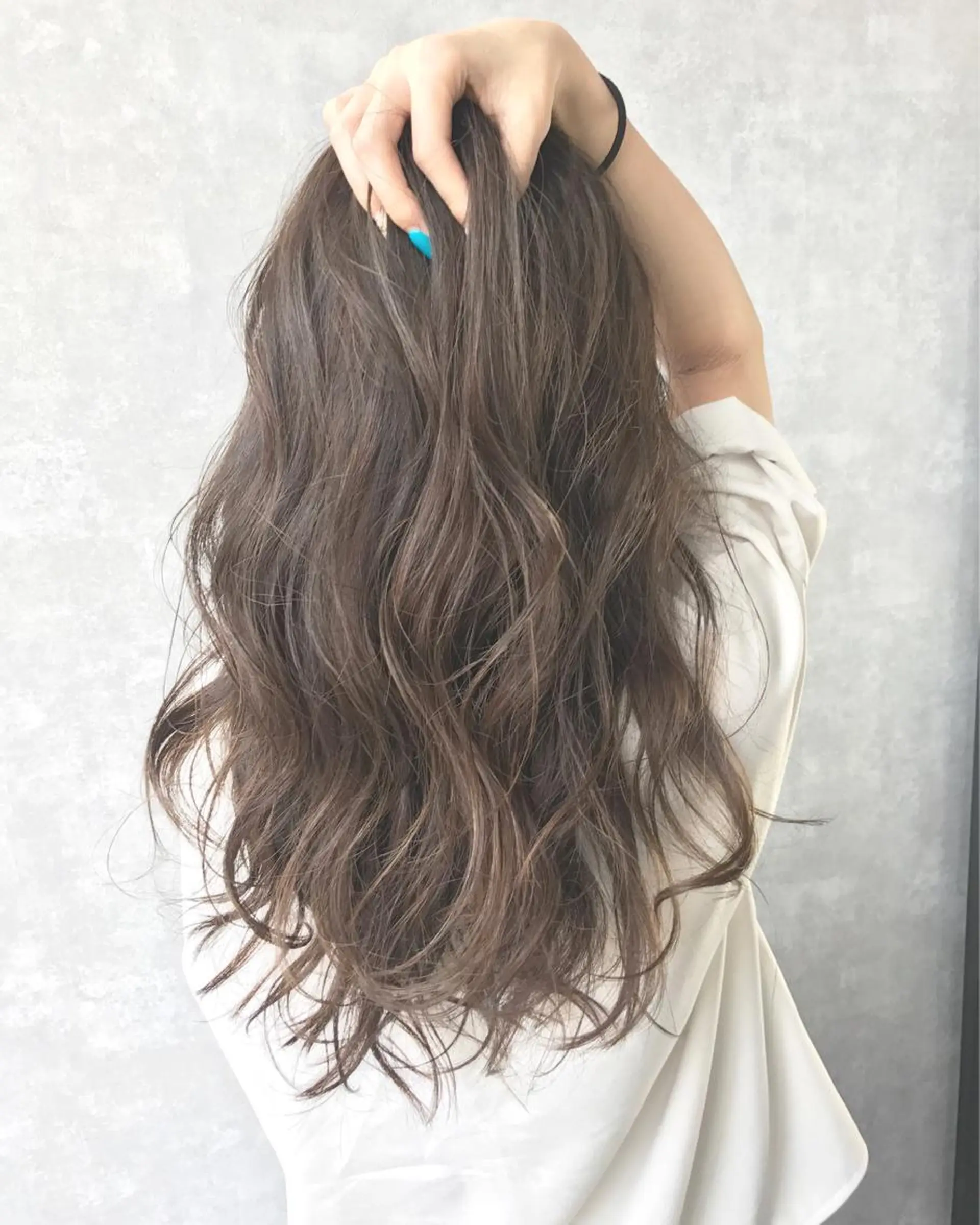 セミロング カラー グレージュ ハイライトカラー ハイライト TOMOYAレイヤー ブリーチ縮毛矯正のヘアスタイル