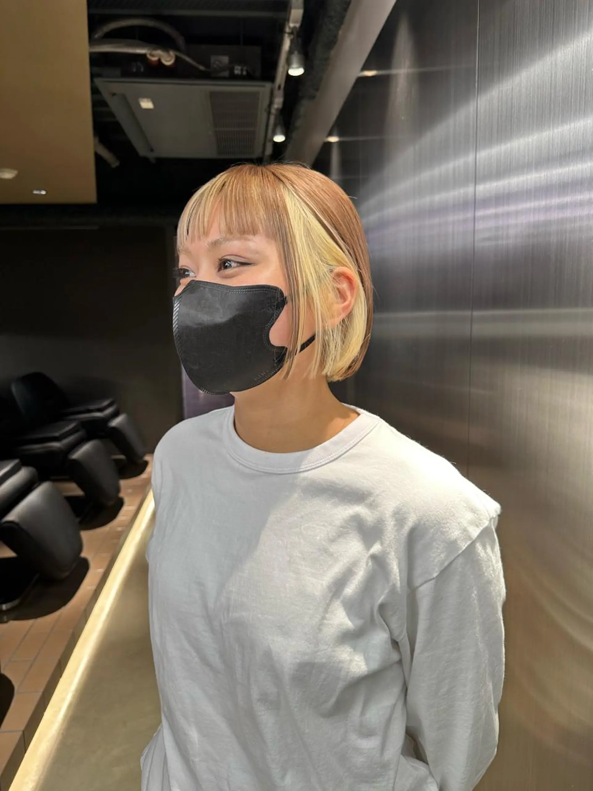 ショート カラー ベージュカラー ブロンド ミルクティーベージュ ホワイトブロンド カット ヘアカラー トリートメント 鈴木/ミルクティー/ ブリーチ/ボブ/のヘアスタイル