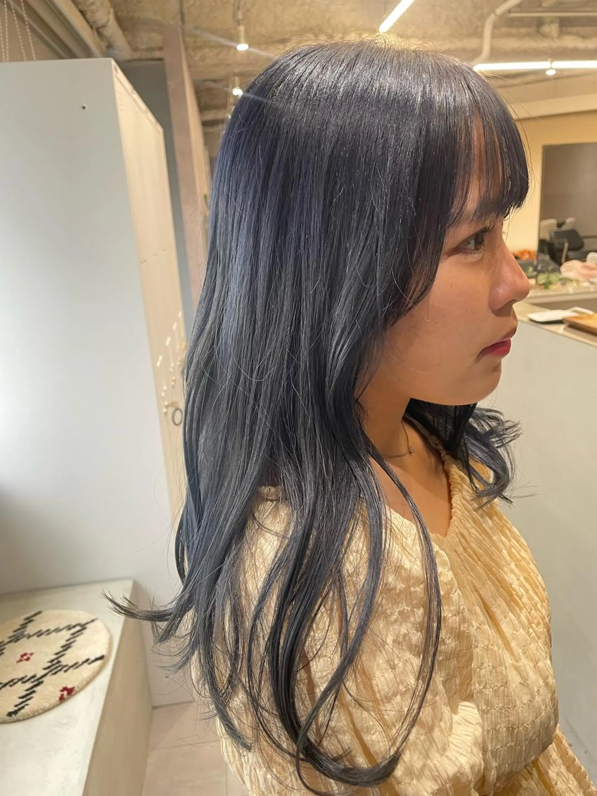 セミロング カラー ブルーカラー ネイビーカラー yui/ layer cutのヘアスタイル