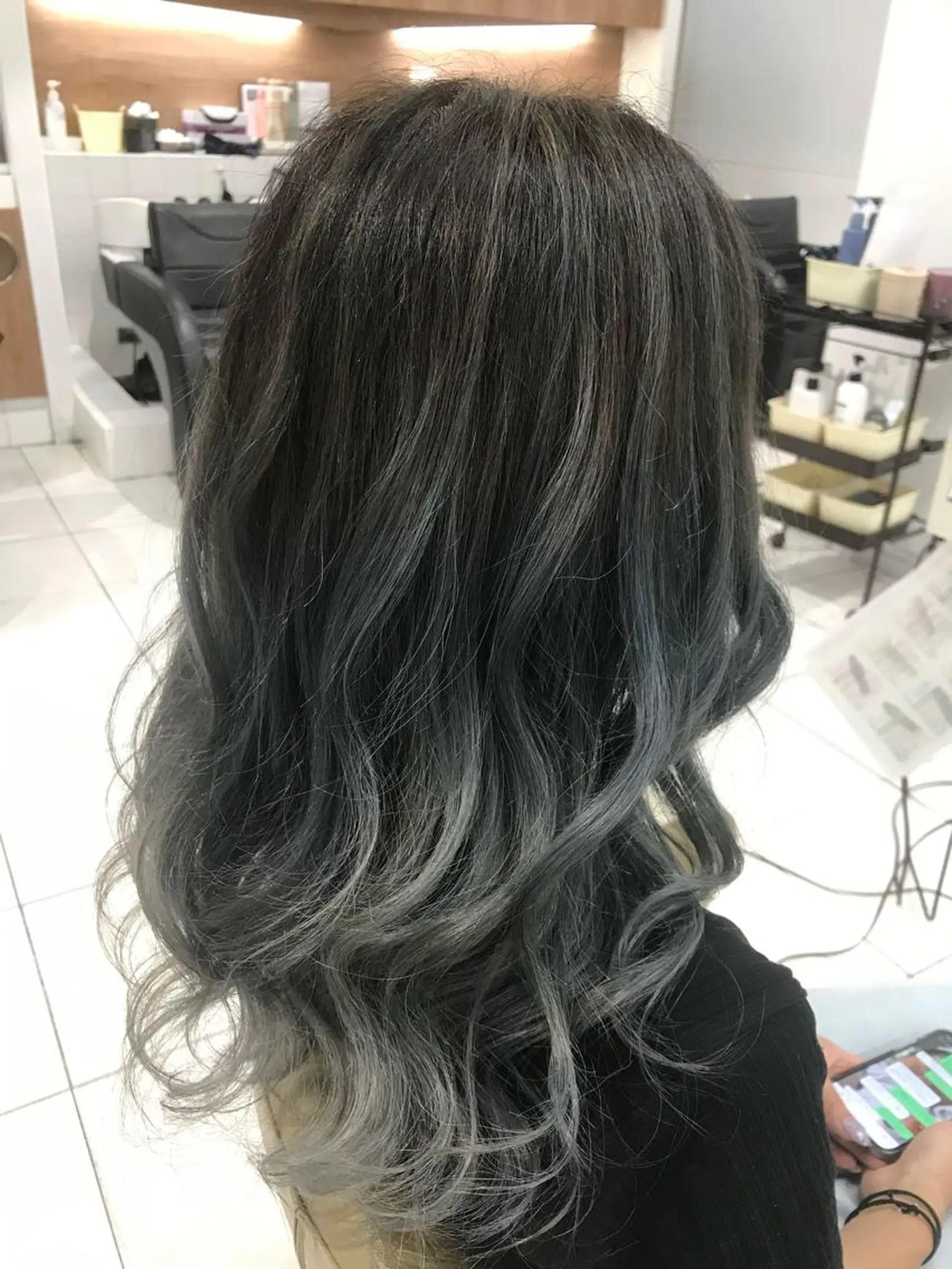 ロング カラー アッシュ バレイヤージュ シルバー レイヤーカット カット ヘアカラー トリートメント マンスルージュKITTEマルイ博多店所属・博多駅徒歩1分 マルイ7階/市川のヘアスタイル