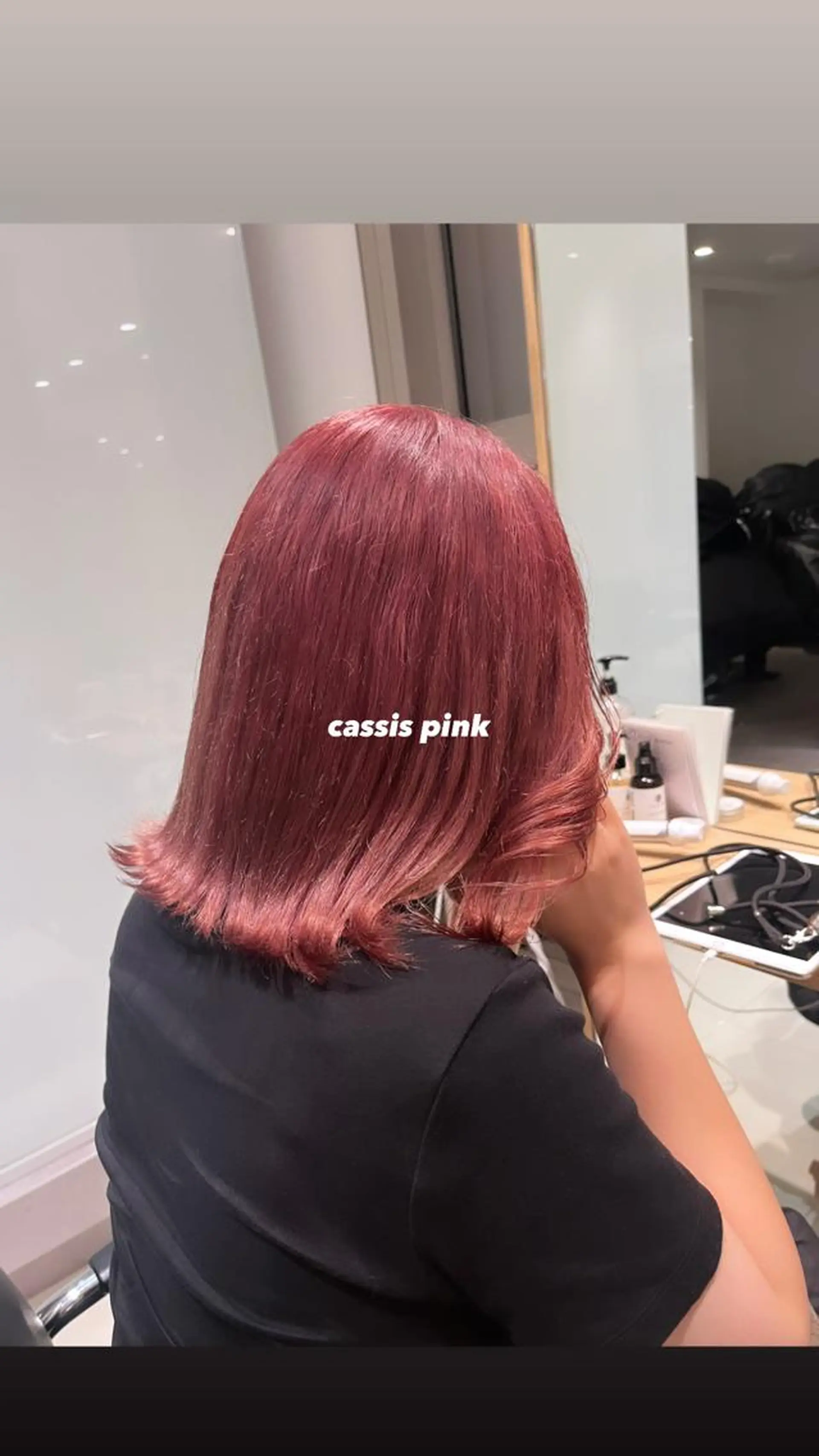 ミディアム カラー ヘアアレンジ ブリーチ カシス ピンクカラー MAYU/ハイトーン /レイヤーカットのヘアスタイル