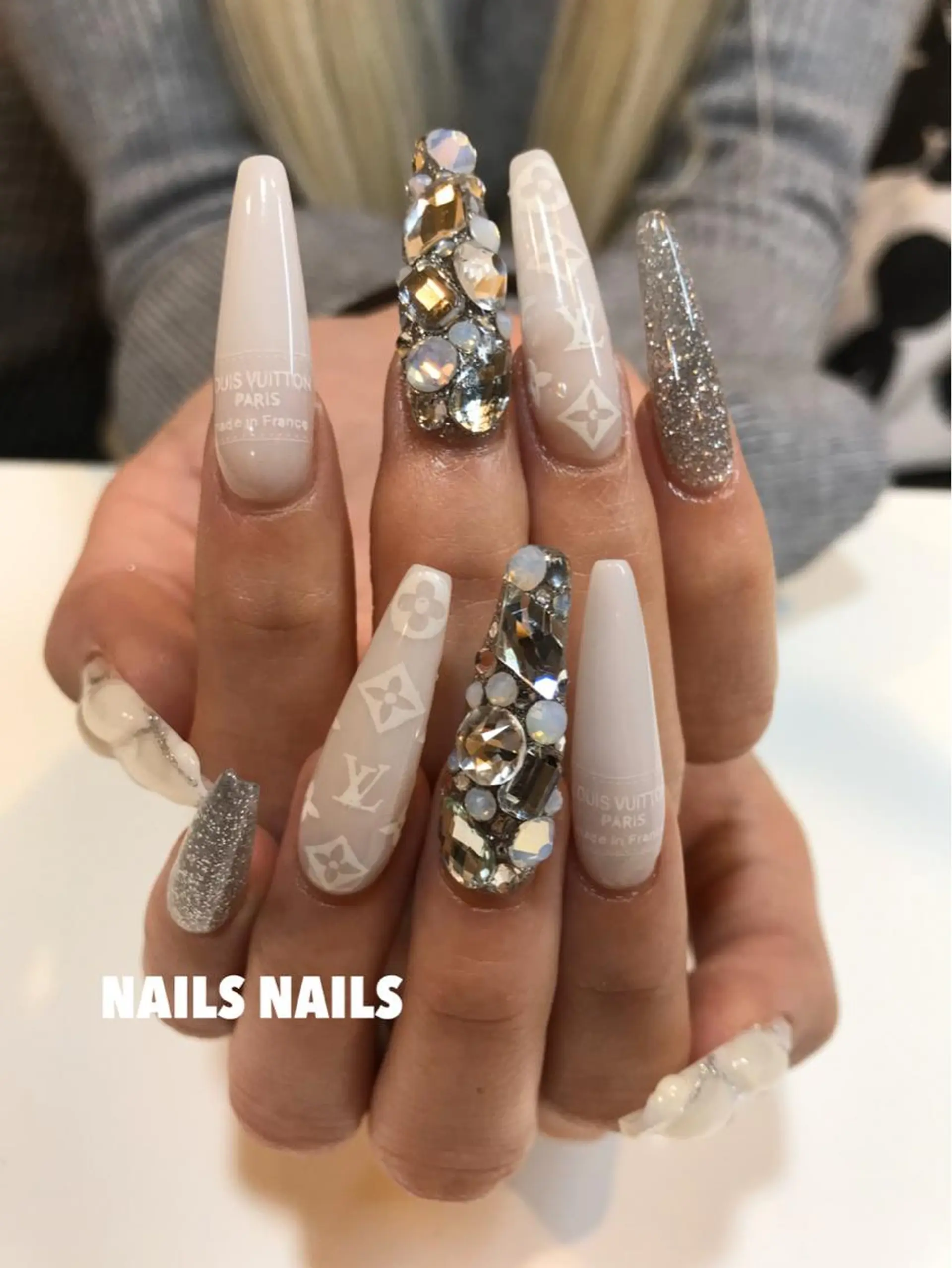 ネイル スカルプネイル シルバー ストーンネイル ホワイト ハンドネイル NAILSNAILS ERIKAのネイルデザイン
