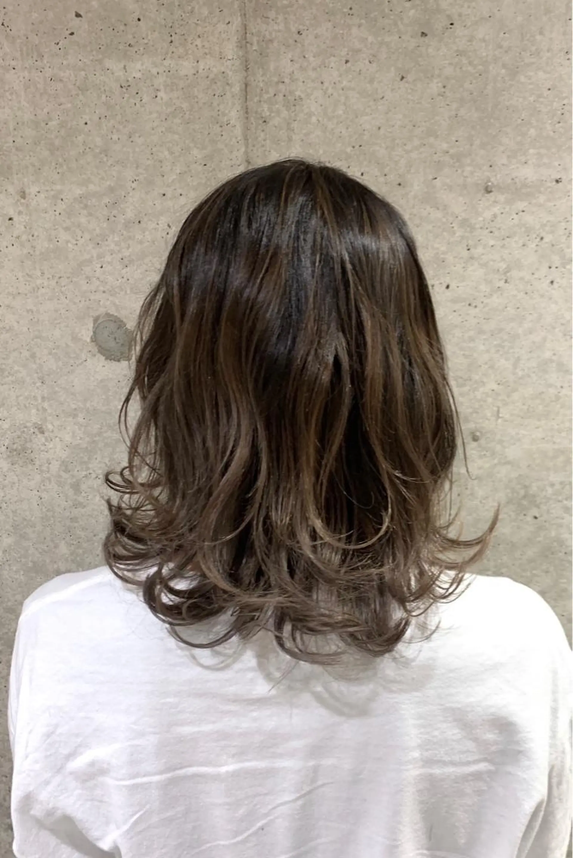 ミディアム カラー ハイライトが 得意なニキです😊のヘアスタイル