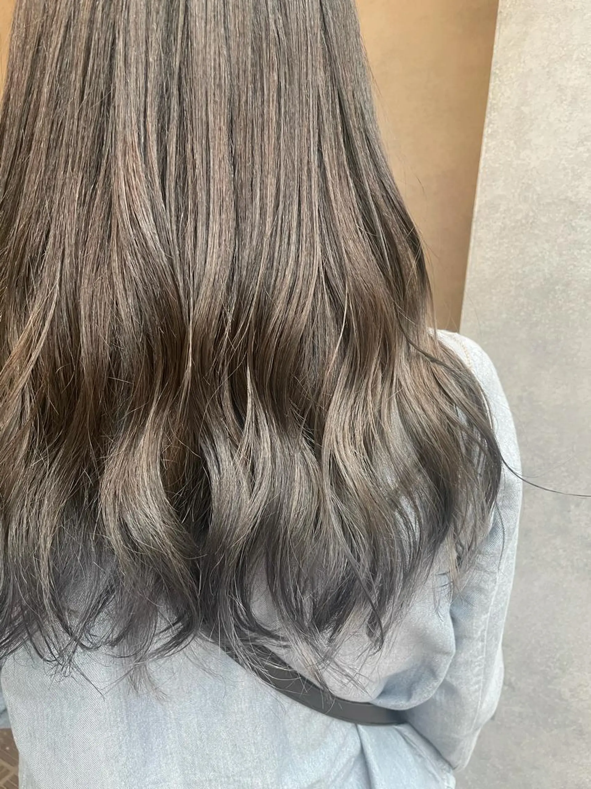 セミロング カラー アッシュ ベージュカラー イルミナカラー N°　jillva 腰山 菜々美のヘアスタイル