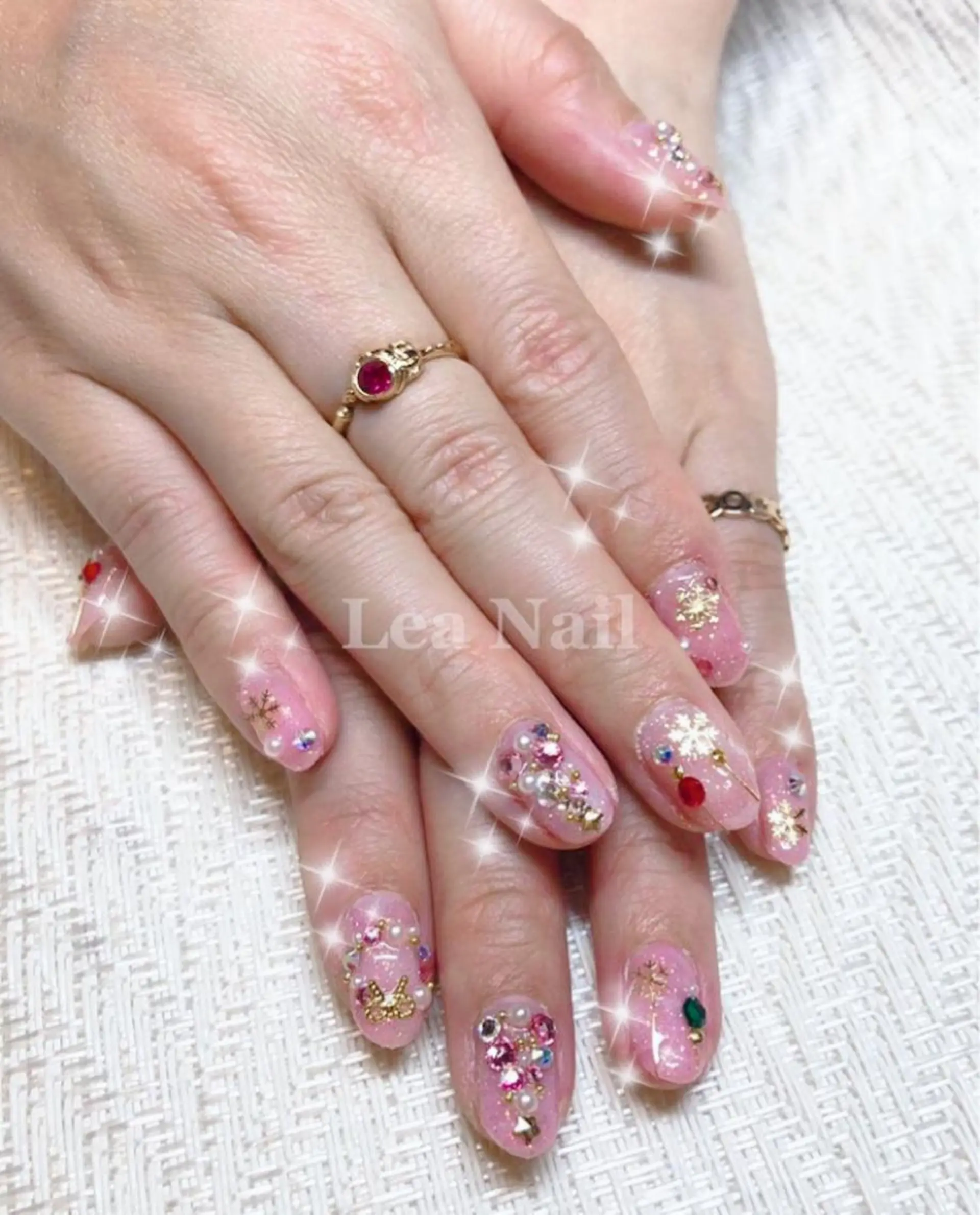 ネイル アートネイル キラキラネイル ストーンネイル 冬ネイル クリスマス Lea Nailのネイルデザイン