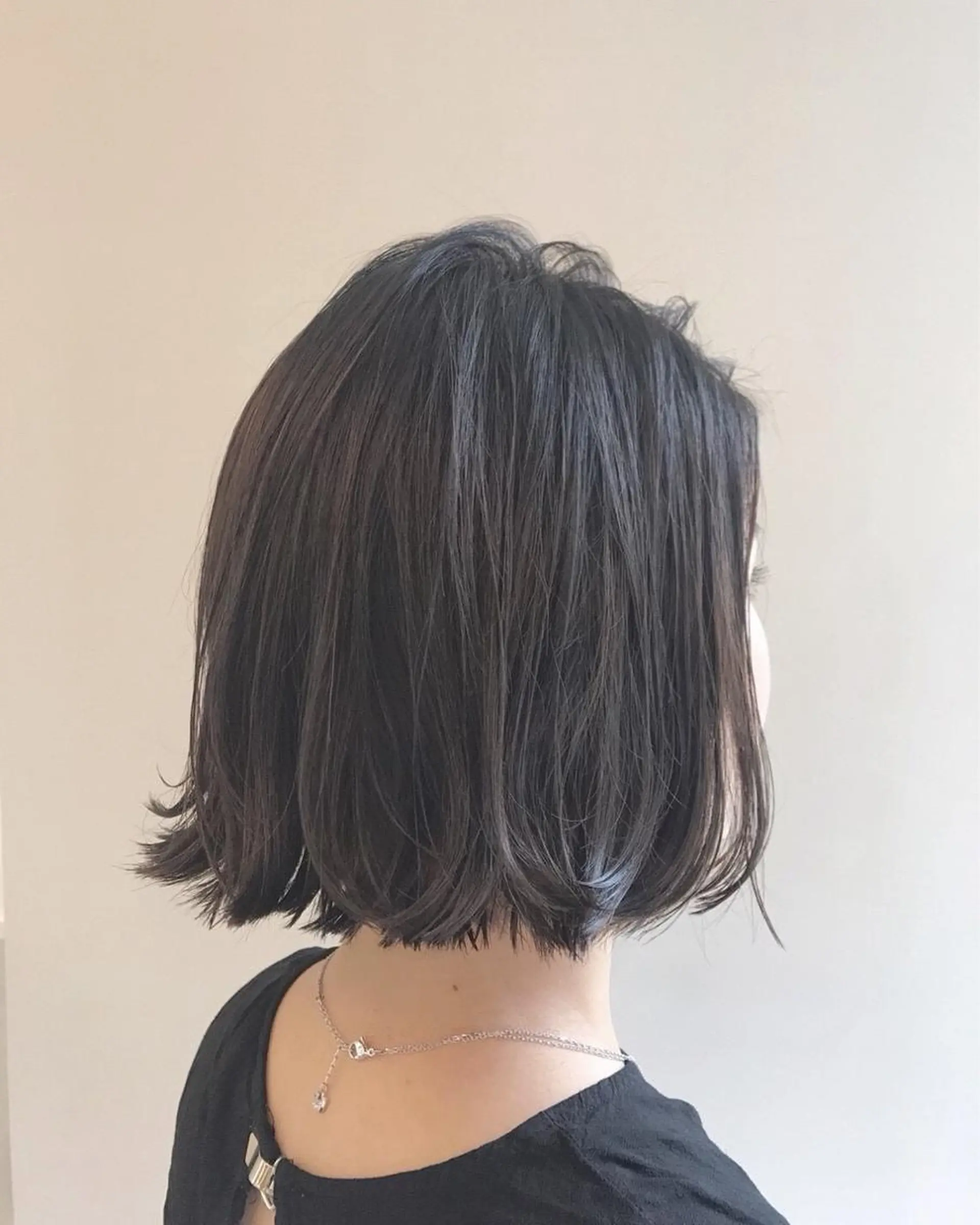 ショート カラー 切りっぱなしボブ ダークグレー ダークグレージュ グレージュ ボブ ぱつっとボブ/ 小野あかねのヘアスタイル