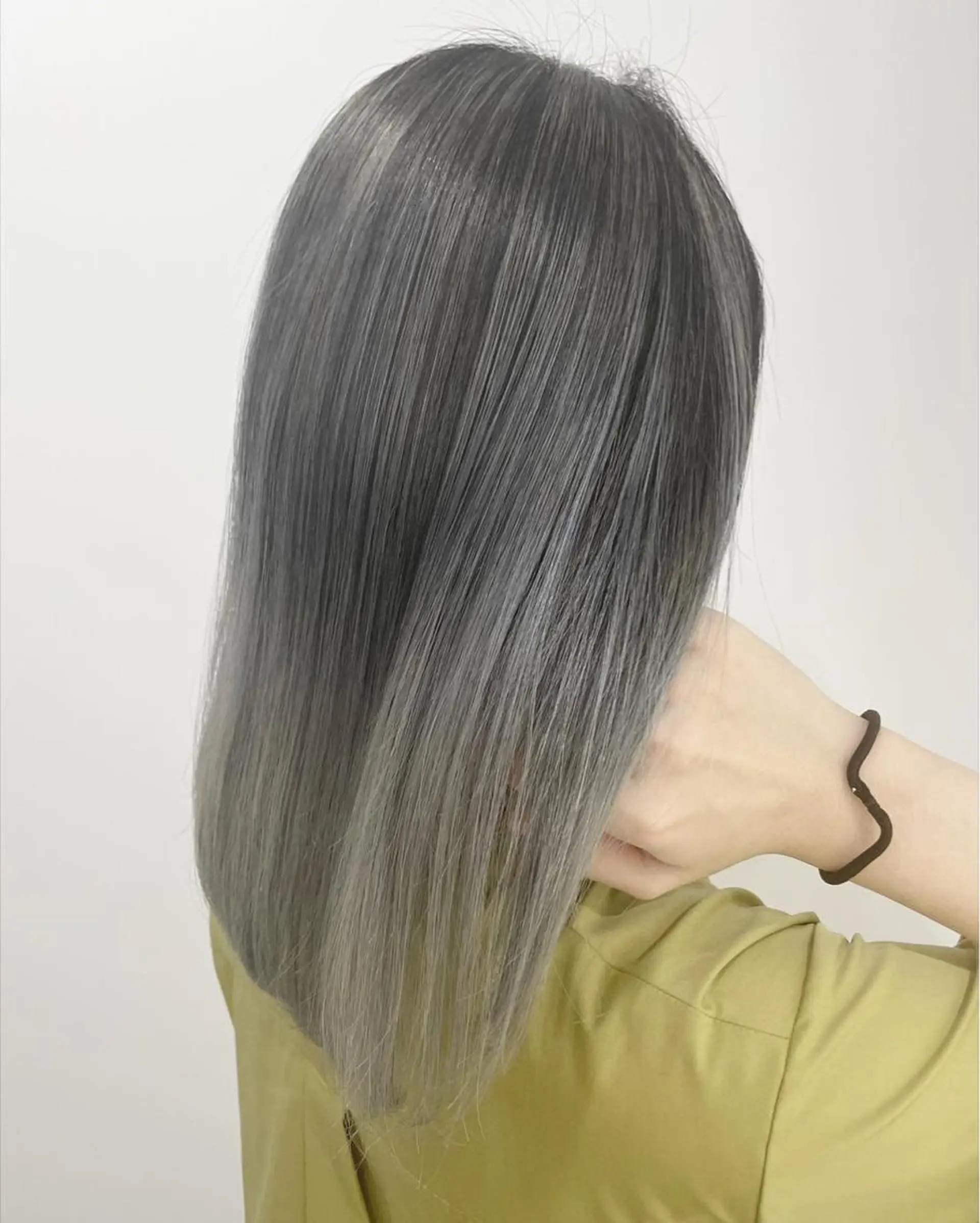 ミディアム カラー グラデーションカラー シルバー RAF TOKYO所属・小島 侑衣のヘアスタイル