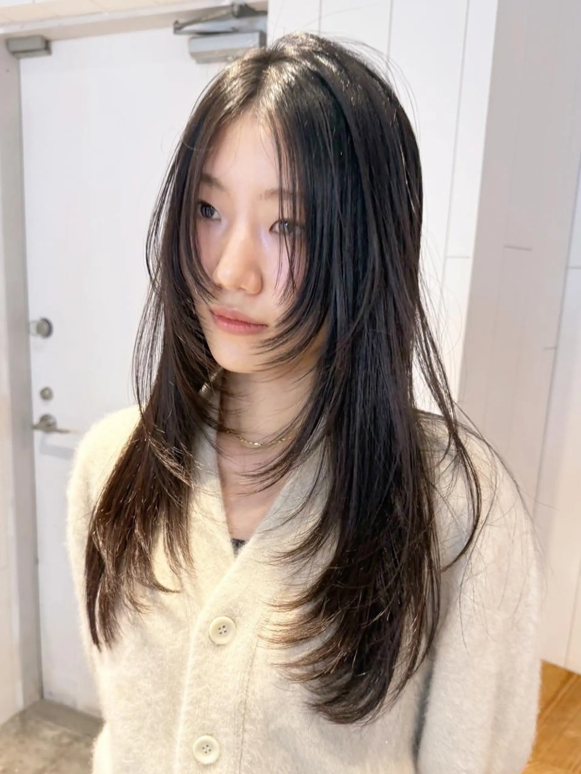 カラー セミロング 顔まわりレイヤー 顔周りカット 韓国風ヘア レイヤーカット カット ヘアカラー トリートメント ITbyALBUM 八王子店のヘアスタイル