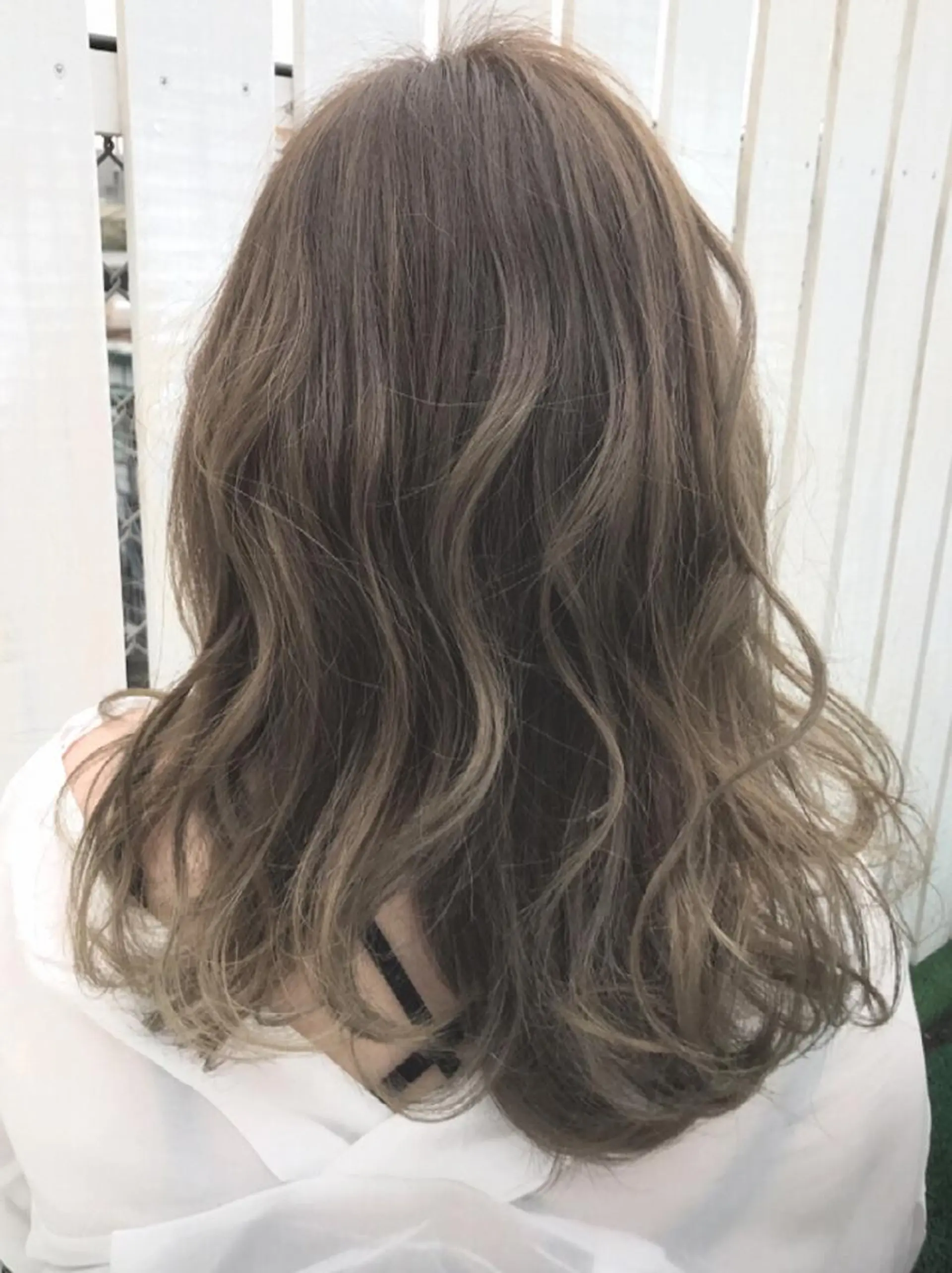 ミディアム カラー グレージュ ハイライトカラー ハイライト ヘアカラー トリートメント FOLK所属・白髪ぼかしハイライト バレイヤージュヤマトのヘアスタイル