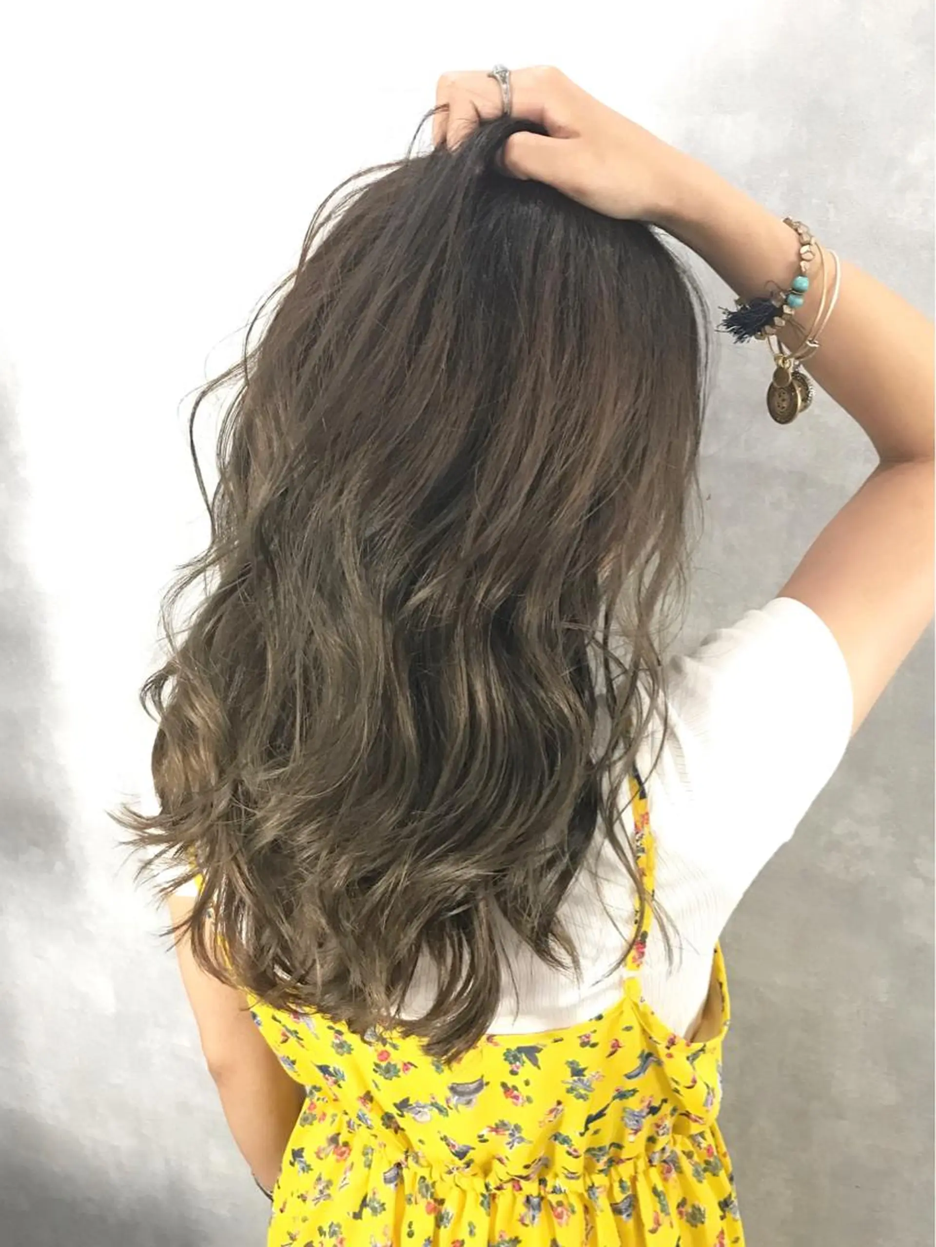 セミロング カラー ベージュカラー TOMOYAレイヤー ブリーチ縮毛矯正のヘアスタイル