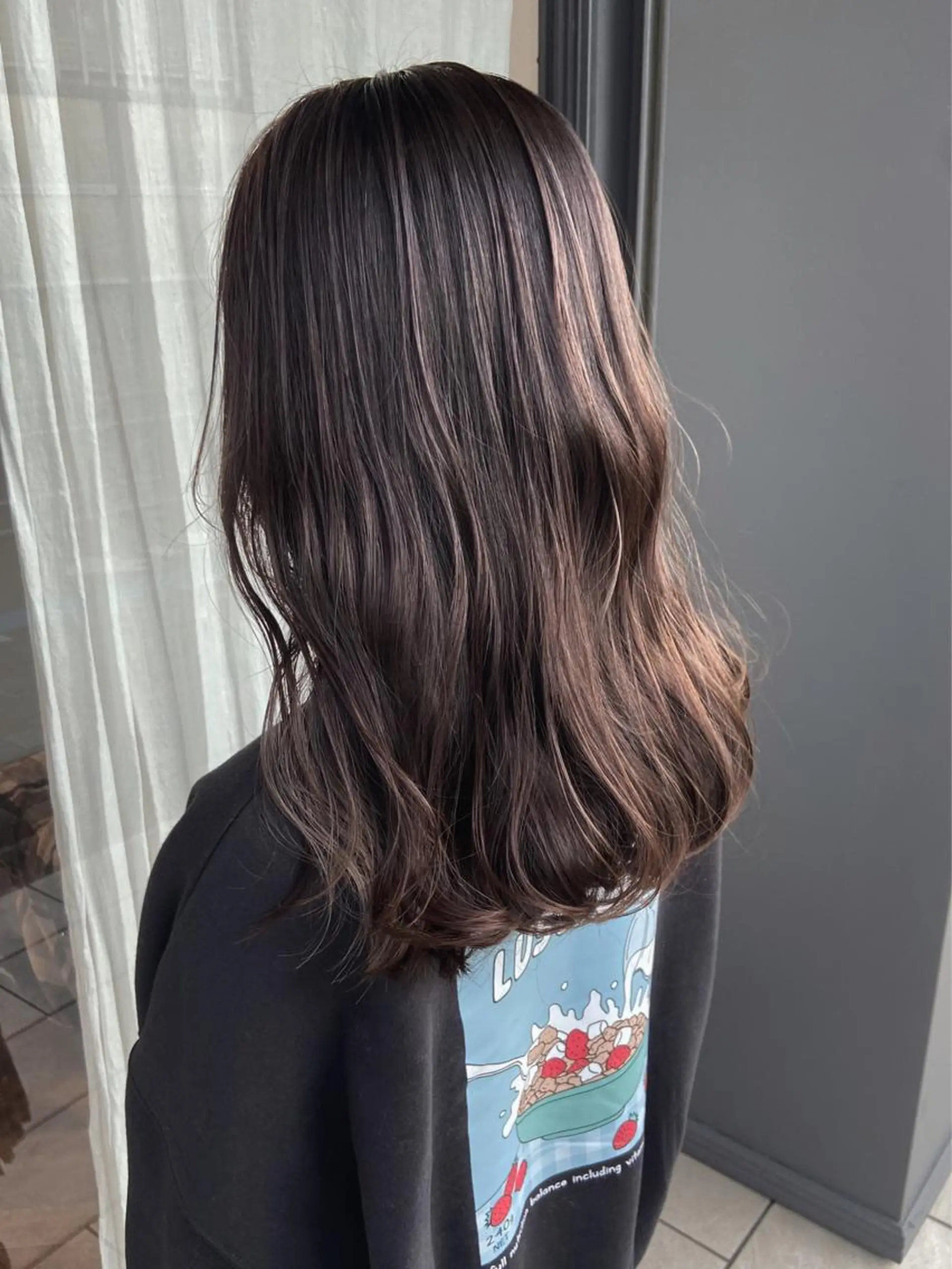 ミディアム ハイライト 峯 志帆のヘアスタイル