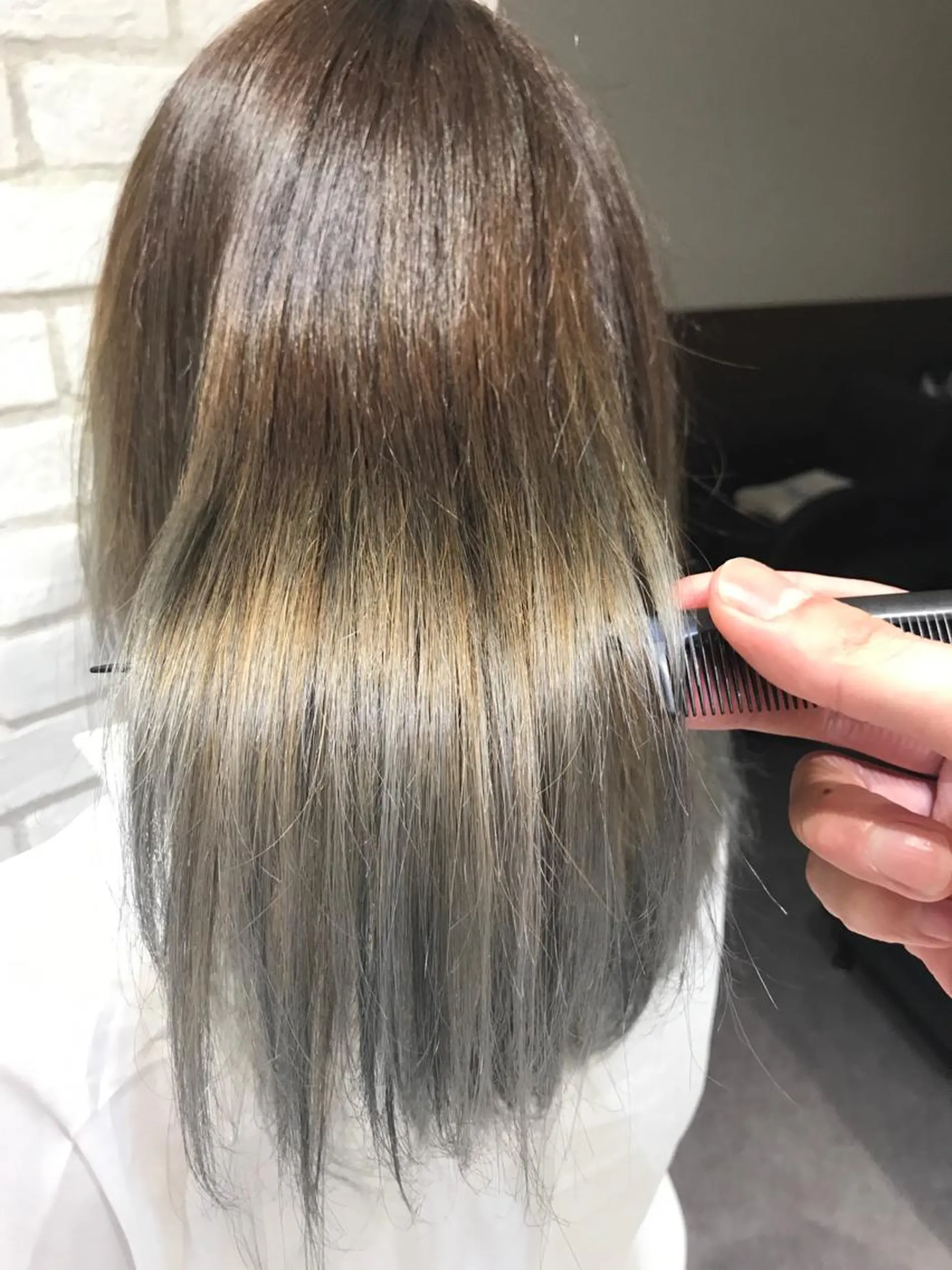 セミロング カラー グラデーションカラー シルバー Ash 戸田公園店のヘアスタイル