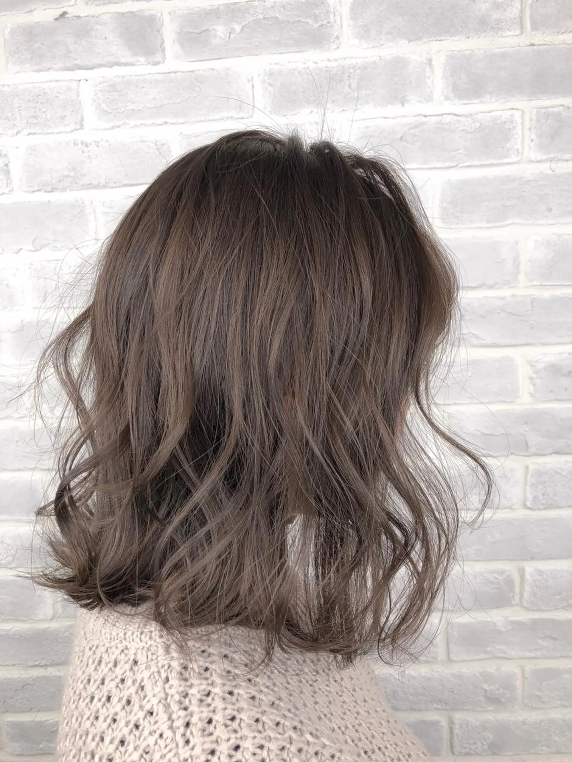 ミディアム カラー バレイヤージュ シルバー レイヤーカット eclair.髪質改善&トリートメント所属・【艶髪、透明感】西村 有司のヘアスタイル