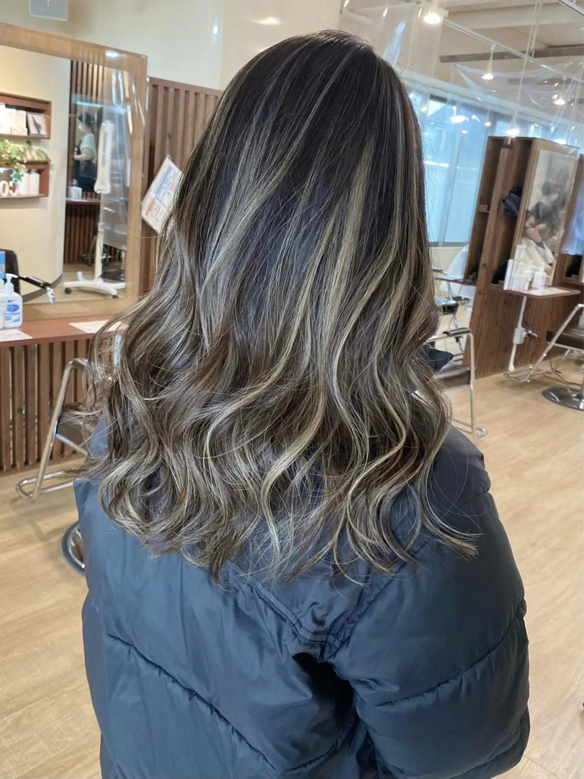 セミロング カラー ハイライトカラー ハイライト 白髪ぼかし バレイヤージュ志鎌のヘアスタイル