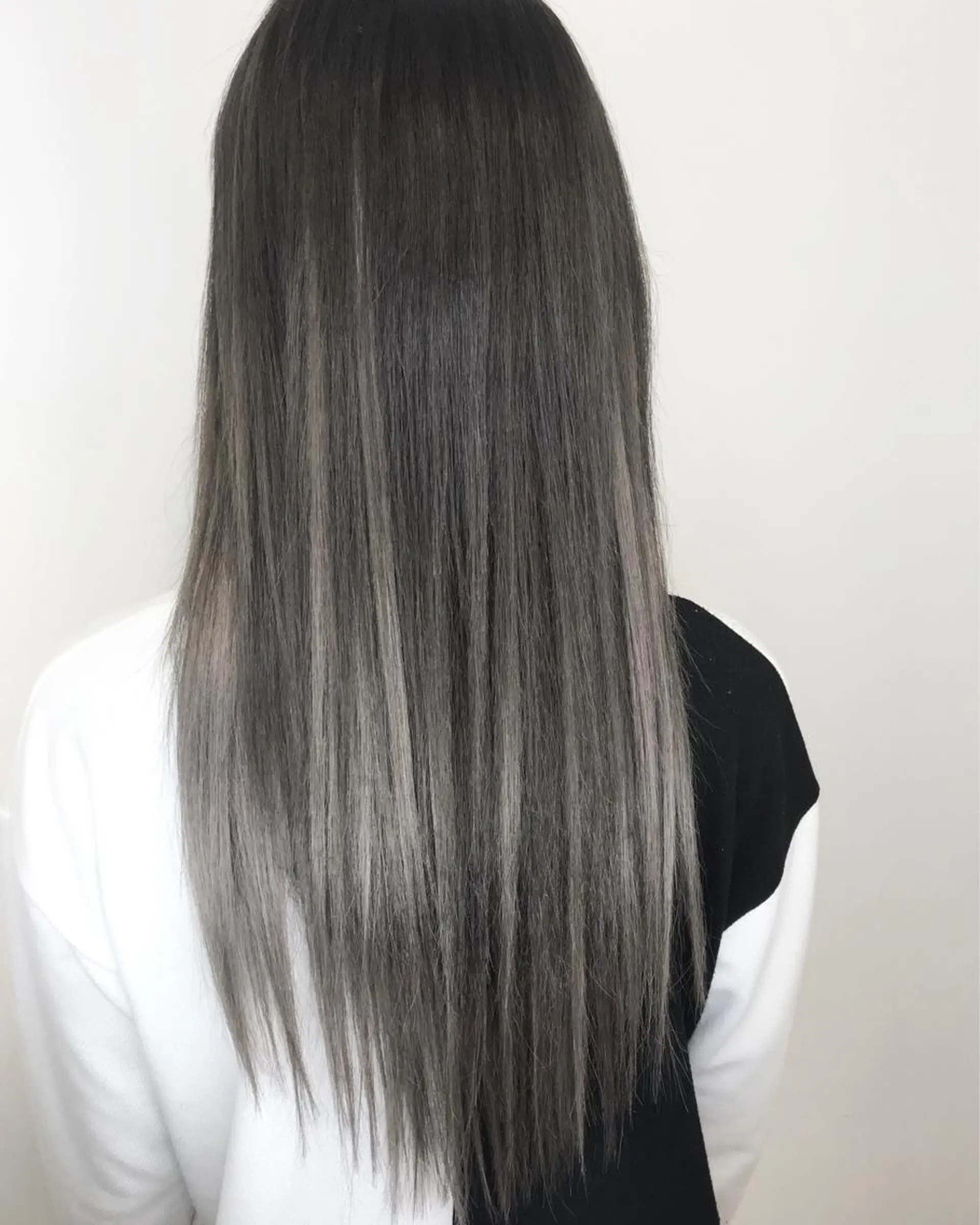 ロング カラー ブリーチ グラデーションカラー ハイライトカラー シルバー ホワイトシルバー grow恵比寿【グロウ】髪質改善/ハイライト/ブリーチ/レイヤーカット所属・奥野 貴史　代表　レイヤーのヘアスタイル