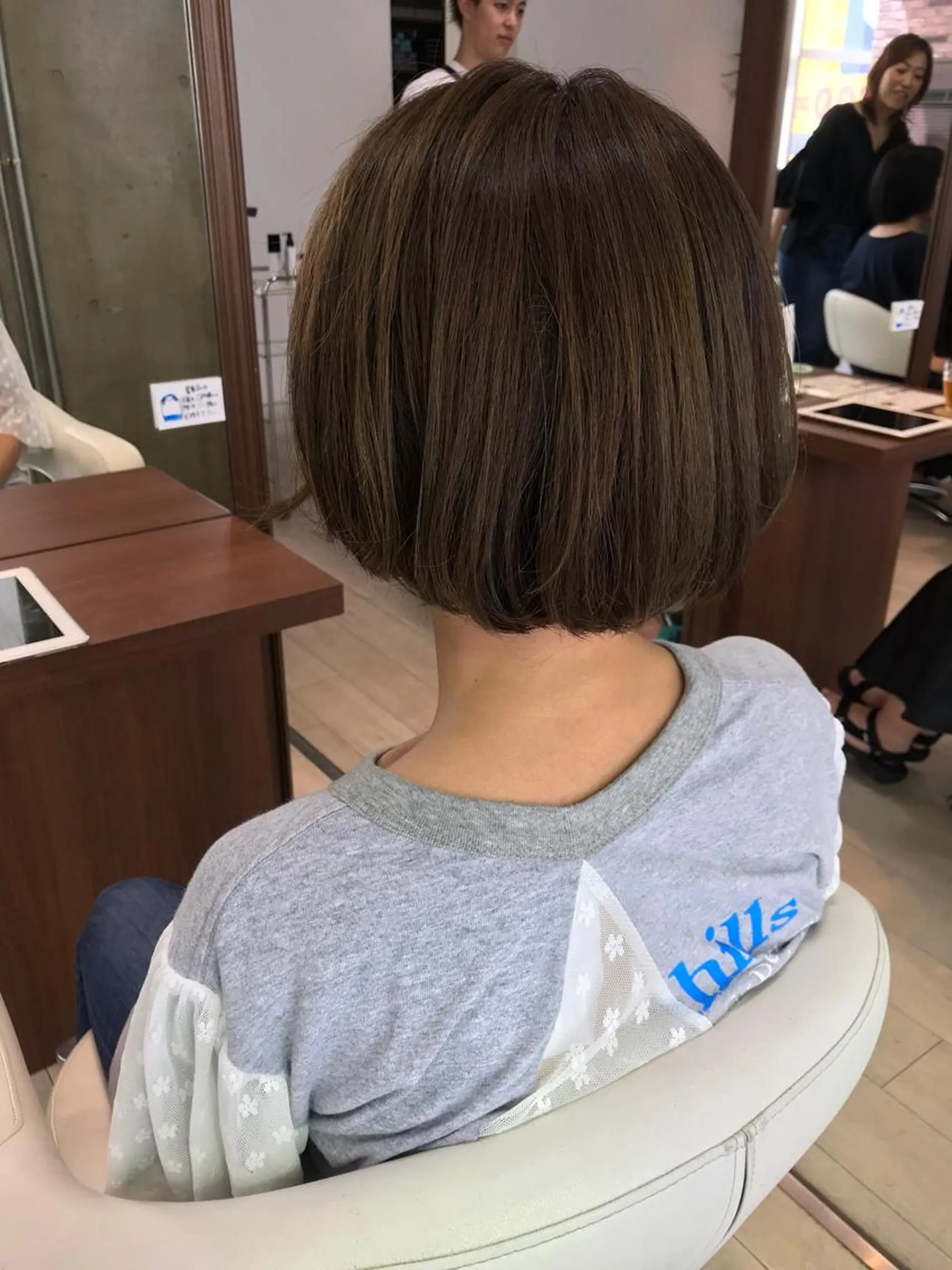 ミディアム カラー アッシュ ブリーチ ブルーカラー ブルージュ グラデーションカラー 二宮 早智子のヘアスタイル