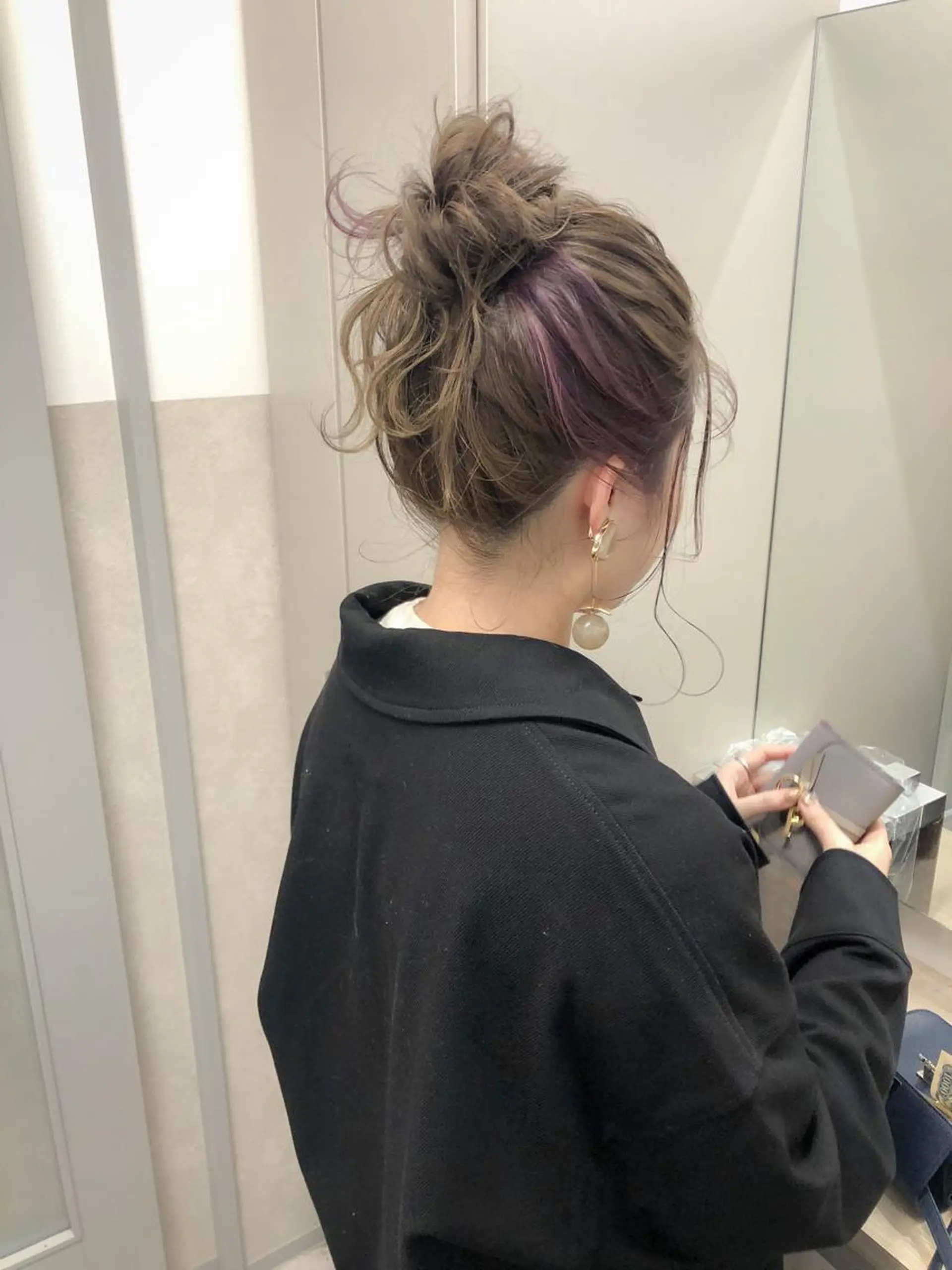 ロング カラー ヘアアレンジ お団子ヘア パープルカラー autre所属・大久保 ひでなりのヘアスタイル