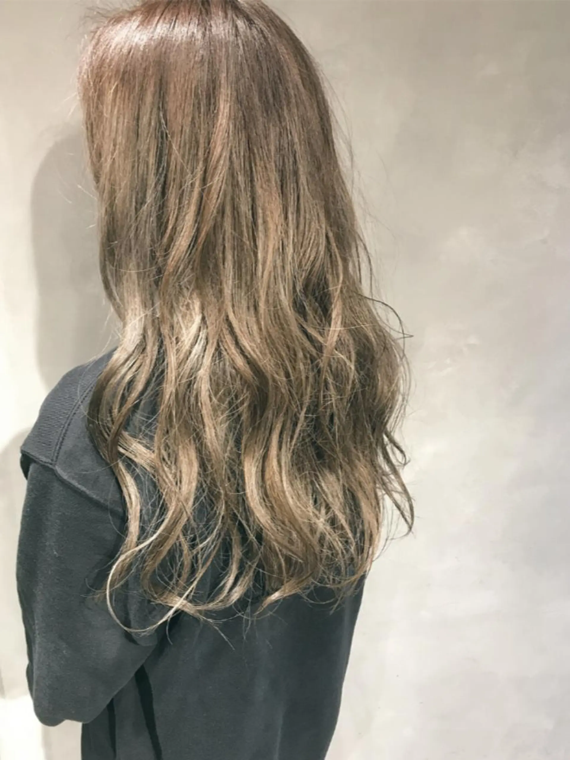 ロング カラー アッシュ ハイライトカラー ハイライト ainico.所属・明治神宮前 NANAMIのヘアスタイル