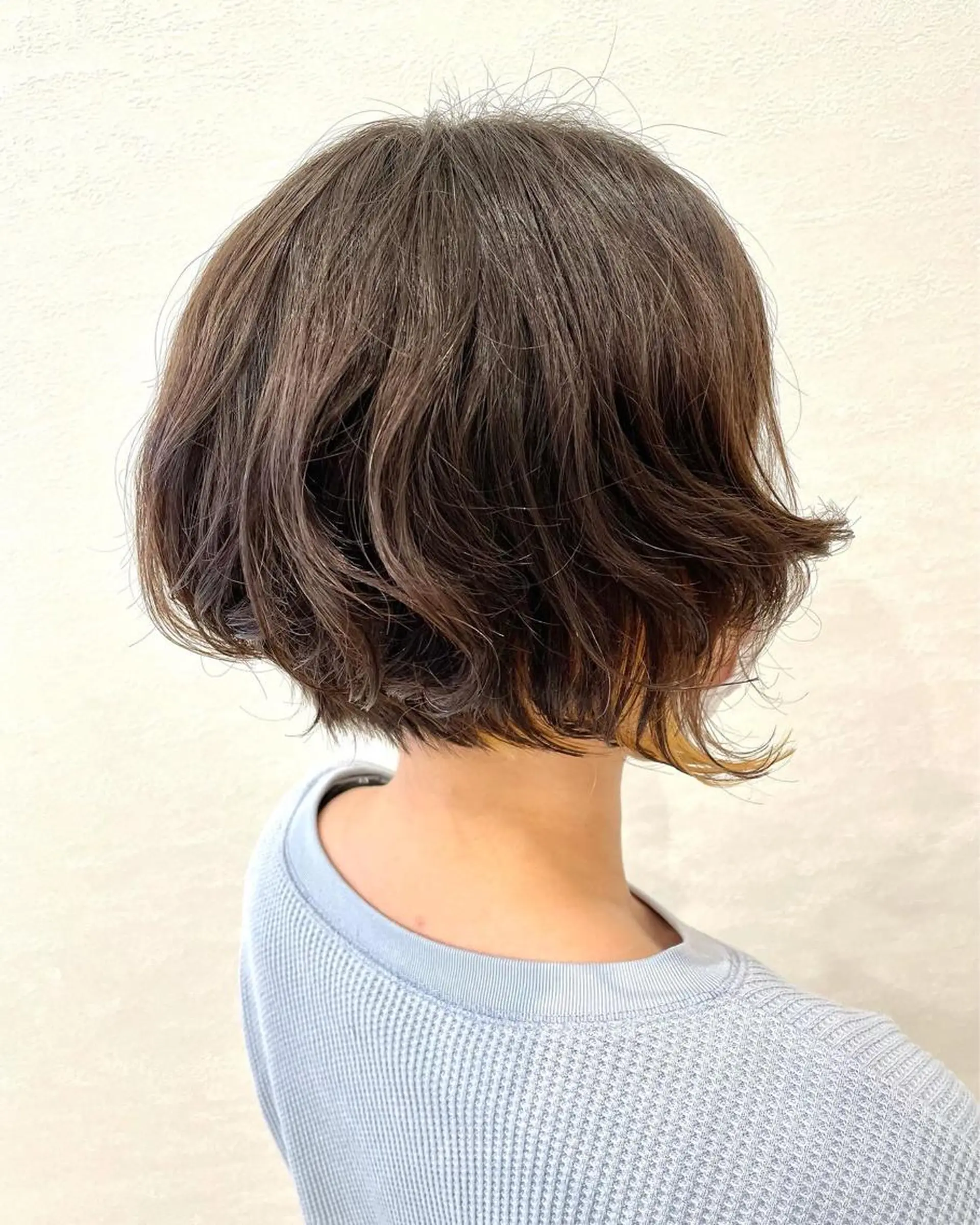 ショート カラー パーマ 前下がりボブ インナーカラー ボブ デジタルパーマ 安田 美由紀のヘアスタイル