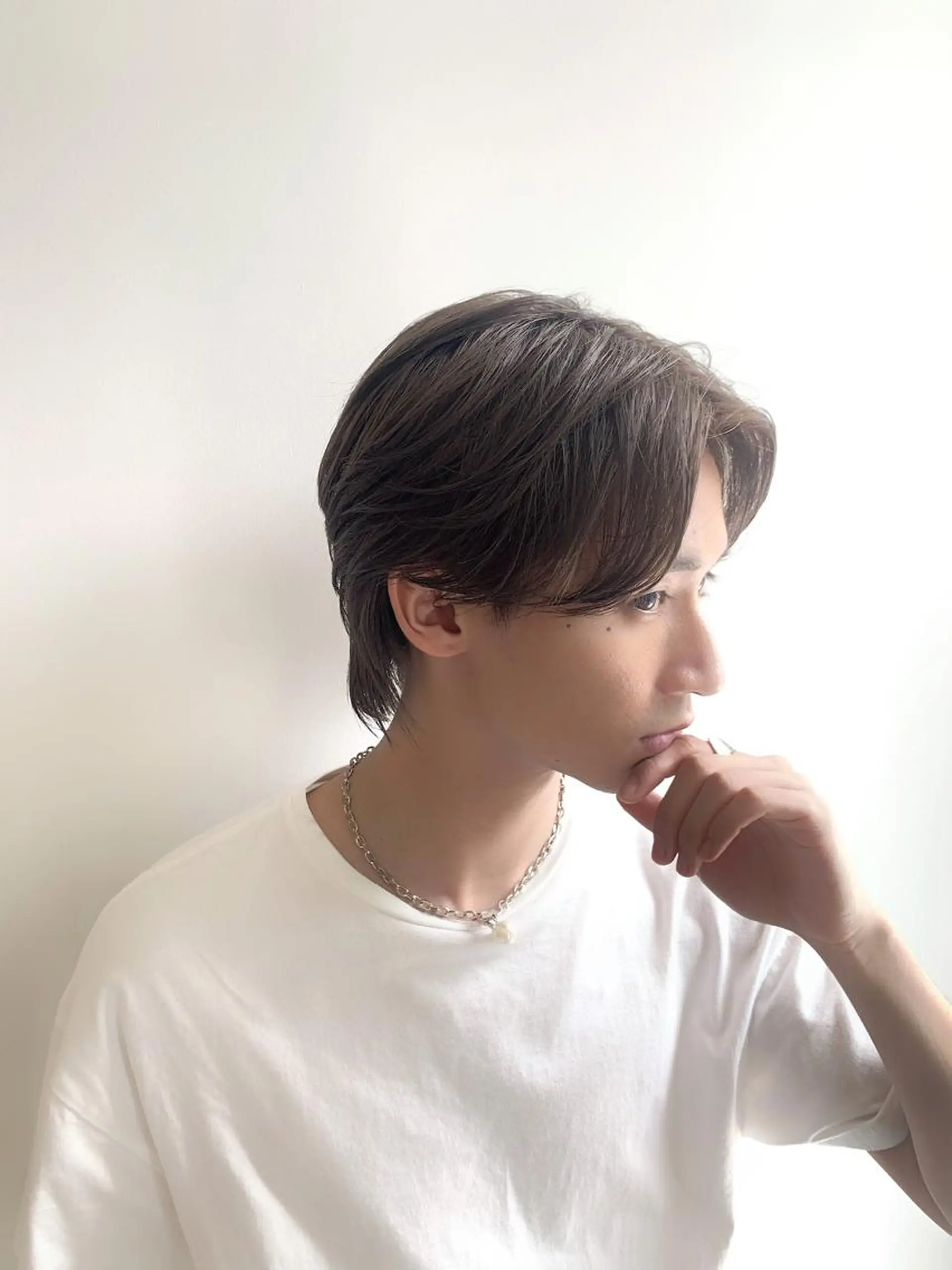 ミディアム カラー メンズ ミディアムパーマ メンズブリーチ センターパート フェードカット メンズハイライト カット ヘアカラー メンズStylist 山根慧のヘアスタイル